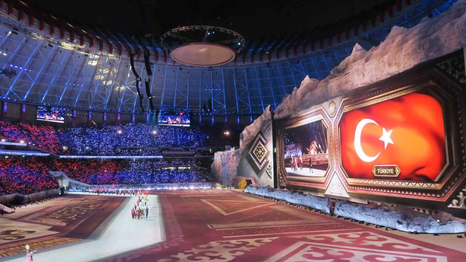 CUMHURBAŞKANI RECEP TAYYİP ERDOĞAN, BİŞKEK ARENA'DA DÜZENLENEN 6. GÖÇEBE OYUNLARI AÇILIŞ TÖRENİ'NDE GEÇİŞ YAPAN TÜRKİYE KORTEJİNİ SELAMLADI.