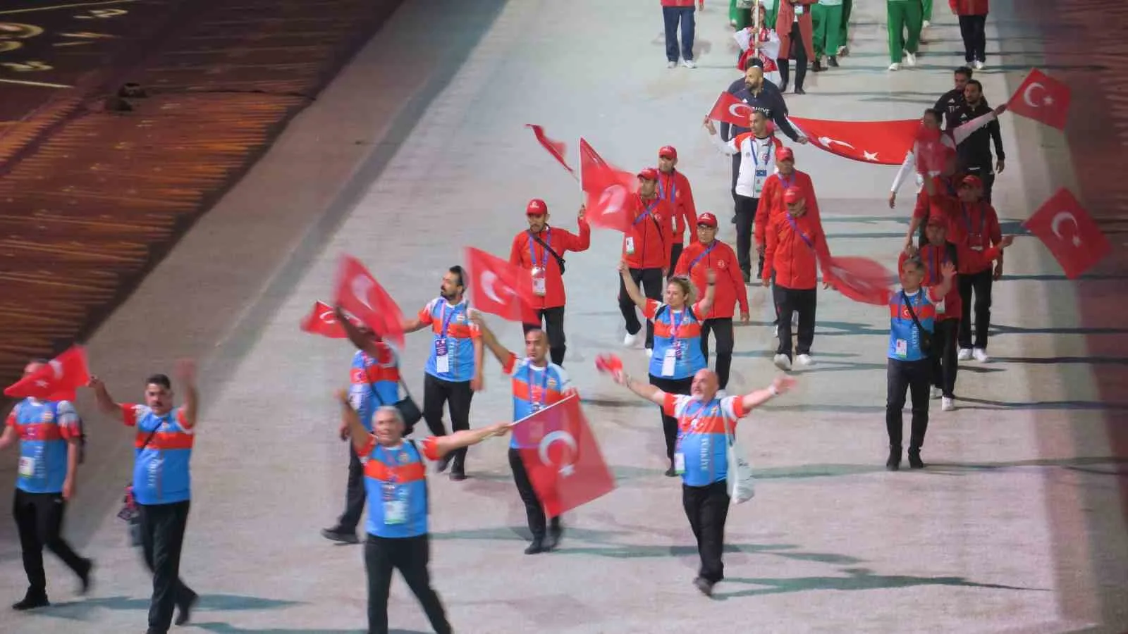 CUMHURBAŞKANI RECEP TAYYİP ERDOĞAN, BİŞKEK ARENA'DA DÜZENLENEN 6. GÖÇEBE OYUNLARI AÇILIŞ TÖRENİ'NDE GEÇİŞ YAPAN TÜRKİYE KORTEJİNİ SELAMLADI.