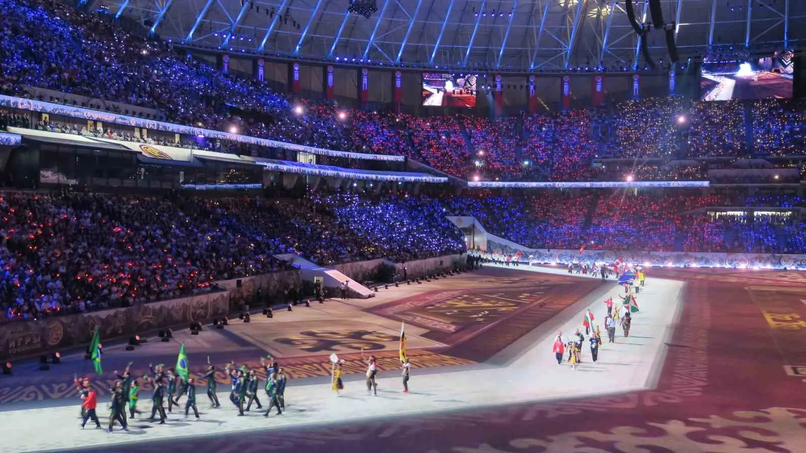 CUMHURBAŞKANI RECEP TAYYİP ERDOĞAN, BİŞKEK ARENA'DA DÜZENLENEN 6. GÖÇEBE OYUNLARI AÇILIŞ TÖRENİ'NDE GEÇİŞ YAPAN TÜRKİYE KORTEJİNİ SELAMLADI.