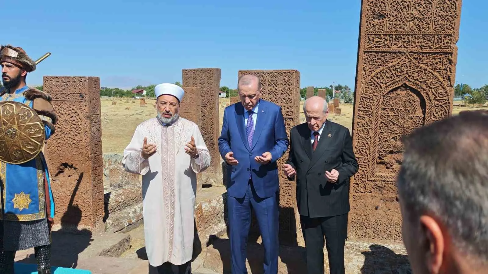 MALAZGİRT ZAFERİ’NİN 955’İNCİ YIL DÖNÜMÜ DOLAYISIYLA BİTLİS’İN AHLAT İLÇESİNDEKİ ETKİNLİKLERE KATILMAK ÜZERE BİTLİS’İN AHLAT İLÇESİNDE BULUNAN CUMHURBAŞKANI RECEP TAYYİP ERDOĞAN, PROGRAM ÇERÇEVESİNDE İLÇEDE BULUNAN AHLAT SELÇUKLU KABRİSTANINI ZİYARET ETTİ.