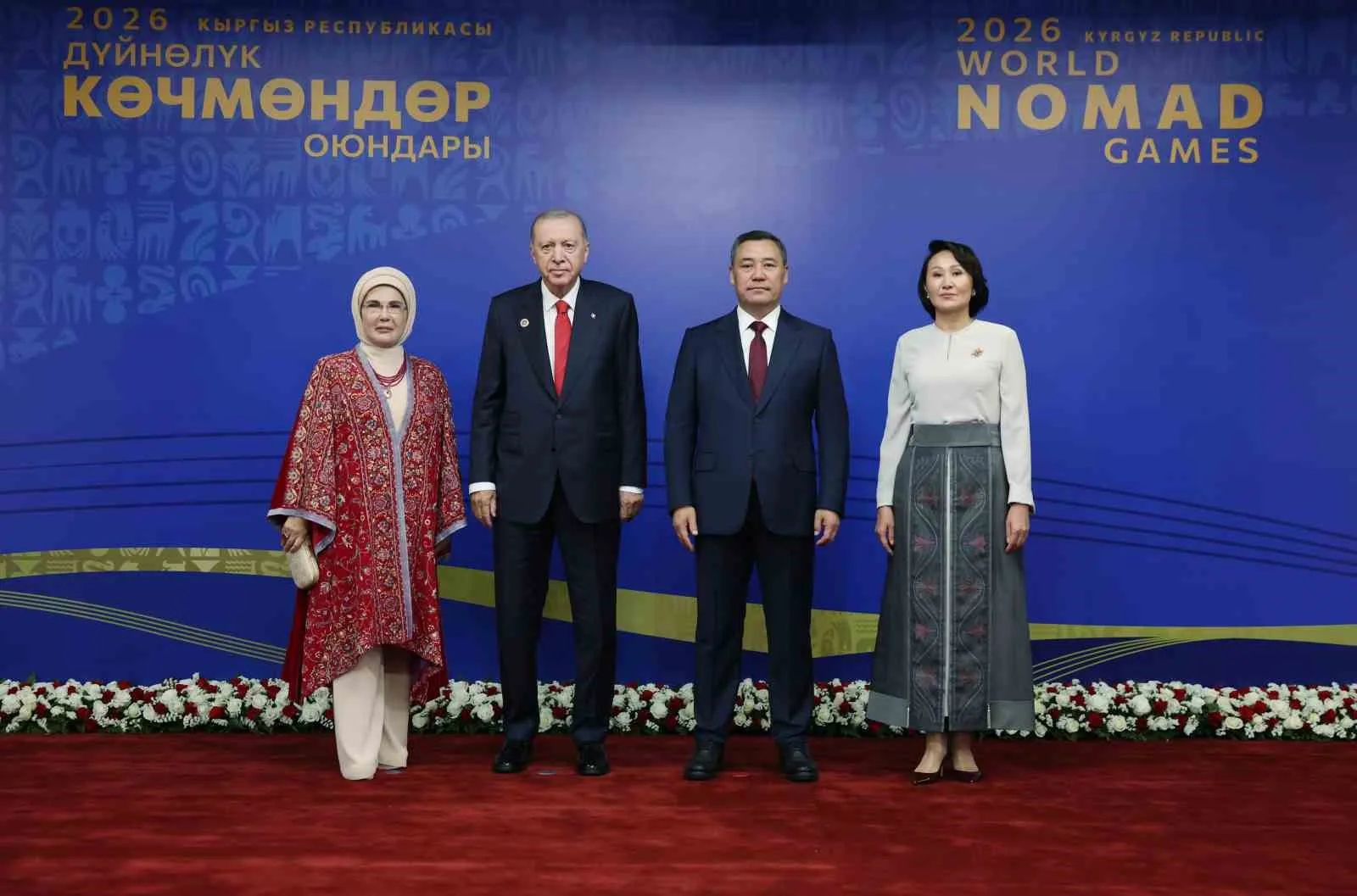 CUMHURBAŞKANI RECEP TAYYİP ERDOĞAN, 6. DÜNYA GÖÇEBE OYUNLARI AÇILIŞ TÖRENİ'NİN GERÇEKLEŞTİRİLECEĞİ BİŞKEK ARENA'DA KIRGIZİSTAN CUMHURBAŞKANI SADR CAPAROV TARADINDAN KARŞILANDI.
