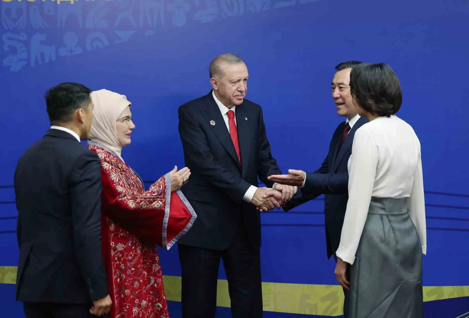 CUMHURBAŞKANI RECEP TAYYİP ERDOĞAN, 6. DÜNYA GÖÇEBE OYUNLARI AÇILIŞ TÖRENİ'NİN GERÇEKLEŞTİRİLECEĞİ BİŞKEK ARENA'DA KIRGIZİSTAN CUMHURBAŞKANI SADR CAPAROV TARADINDAN KARŞILANDI.