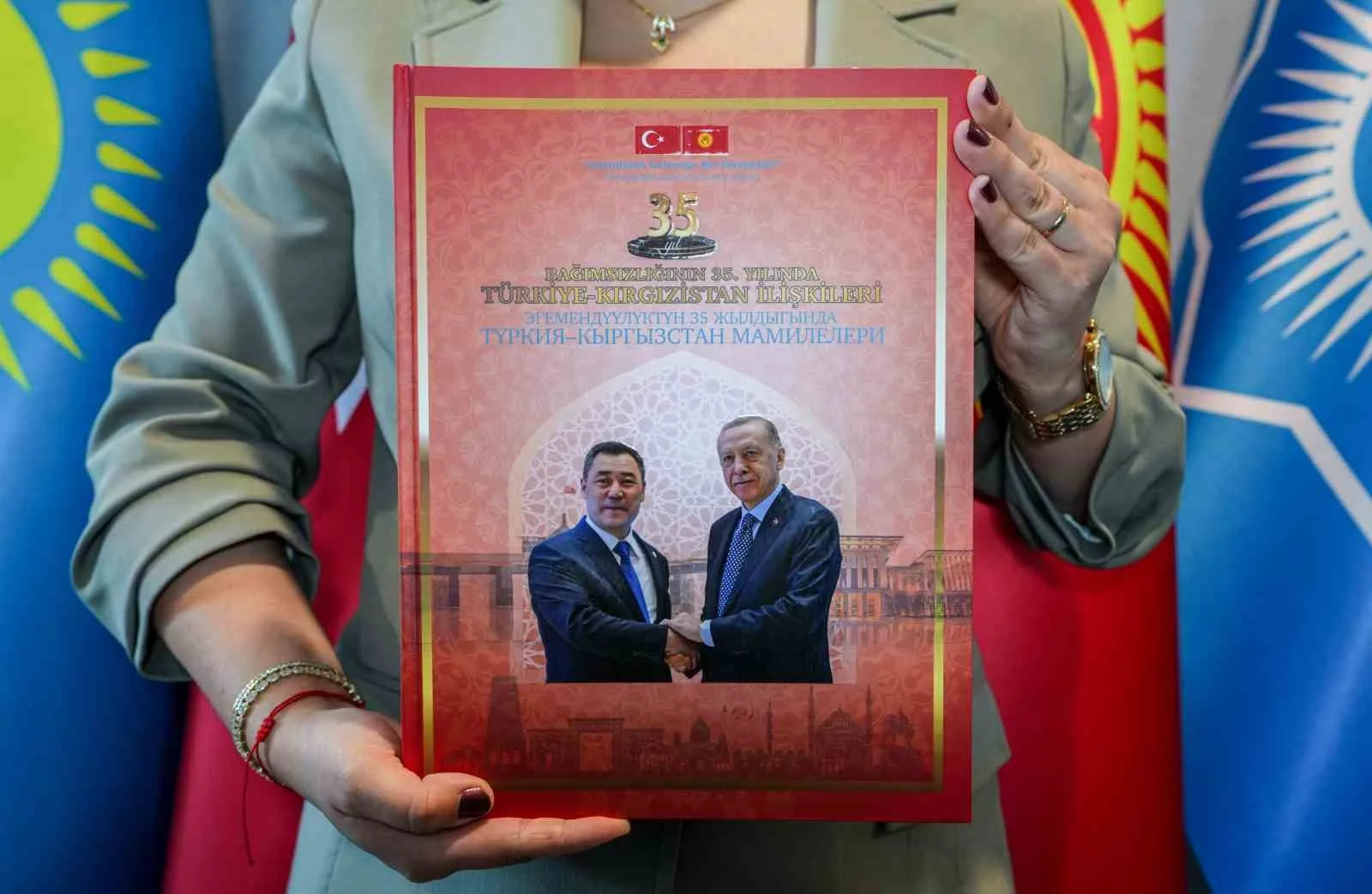 CUMHURBAŞKANI RECEP TAYYİP ERDOĞAN, TÜRKİYE-KIRGIZİSTAN İLİŞKİLERİNİN KALEME ALINDIĞI VE TAKDİM YAZISINI KENDİSİNİN YAZDIĞI ÖZEL HAZIRLANAN KİTABI, BİŞKEK'TE KIRGIZİSTAN CUMHURBAŞKANI SADIR CAPAROV'A HEDİYE EDECEK.