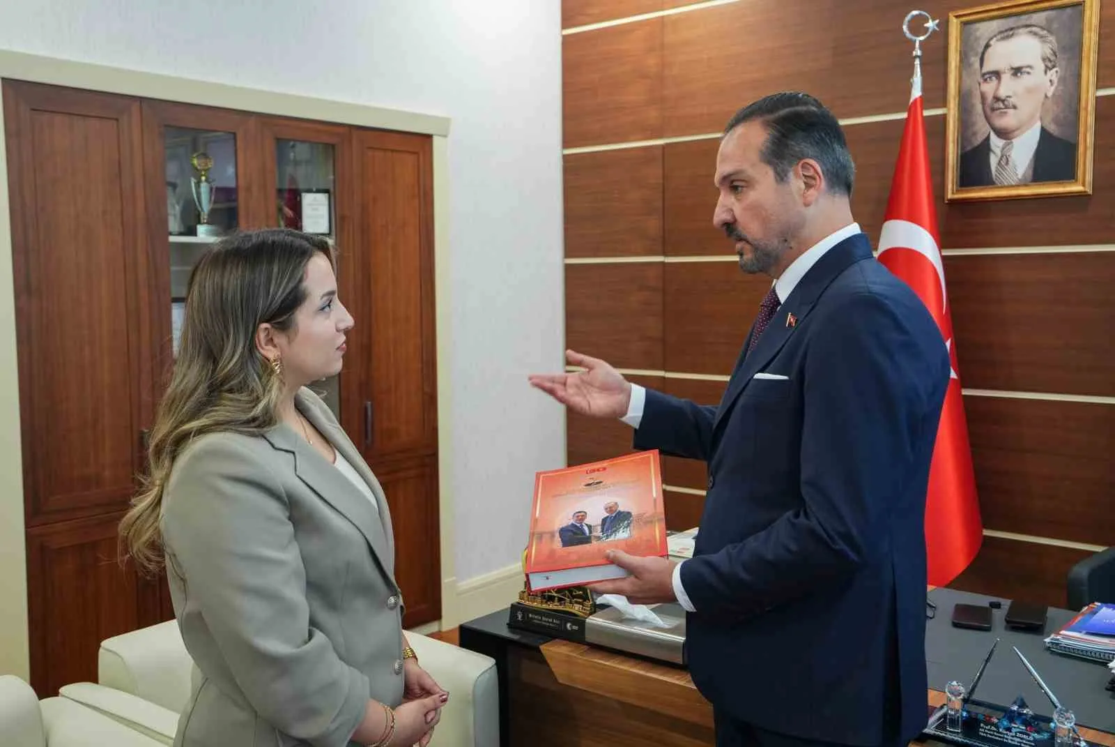 CUMHURBAŞKANI RECEP TAYYİP ERDOĞAN, TÜRKİYE-KIRGIZİSTAN İLİŞKİLERİNİN KALEME ALINDIĞI VE TAKDİM YAZISINI KENDİSİNİN YAZDIĞI ÖZEL HAZIRLANAN KİTABI, BİŞKEK'TE KIRGIZİSTAN CUMHURBAŞKANI SADIR CAPAROV'A HEDİYE EDECEK.