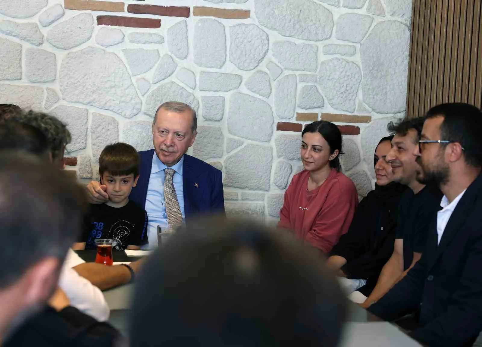 CUMHURBAŞKANI RECEP TAYYİP ERDOĞAN, İSTANBUL'UN ÜSKÜDAR İLÇESİNE BAĞLI ÇENGELKÖY MAHALLESİ'NDE ESNAF ZİYARETİNDE BULUNDU, VATANDAŞLARLA SOHBET ETTİ.