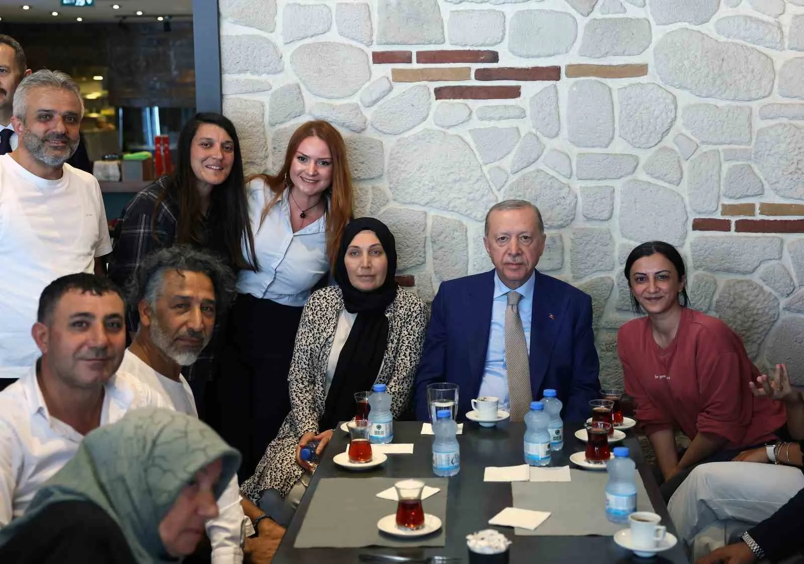 CUMHURBAŞKANI RECEP TAYYİP ERDOĞAN, İSTANBUL'UN ÜSKÜDAR İLÇESİNE BAĞLI ÇENGELKÖY MAHALLESİ'NDE ESNAF ZİYARETİNDE BULUNDU, VATANDAŞLARLA SOHBET ETTİ.