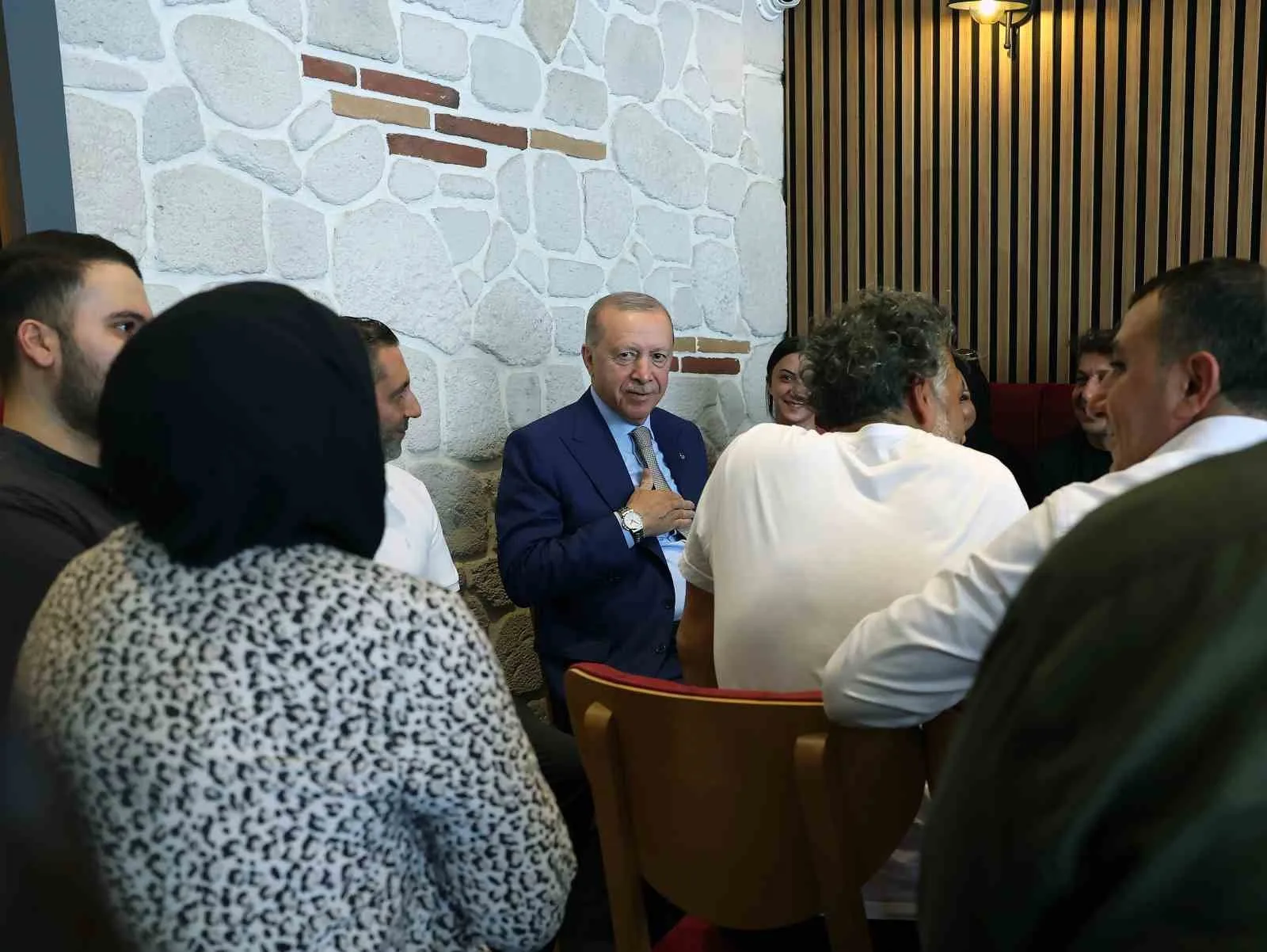 CUMHURBAŞKANI RECEP TAYYİP ERDOĞAN, İSTANBUL'UN ÜSKÜDAR İLÇESİNE BAĞLI ÇENGELKÖY MAHALLESİ'NDE ESNAF ZİYARETİNDE BULUNDU, VATANDAŞLARLA SOHBET ETTİ.
