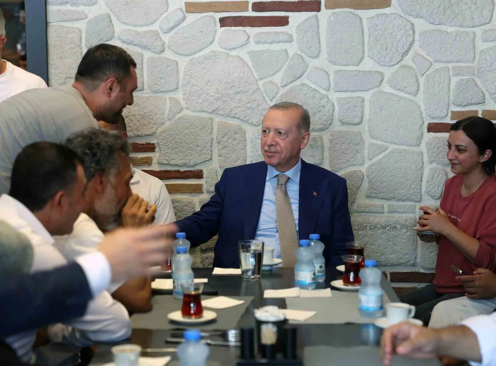 CUMHURBAŞKANI RECEP TAYYİP ERDOĞAN, İSTANBUL'UN ÜSKÜDAR İLÇESİNE BAĞLI ÇENGELKÖY MAHALLESİ'NDE ESNAF ZİYARETİNDE BULUNDU, VATANDAŞLARLA SOHBET ETTİ.
