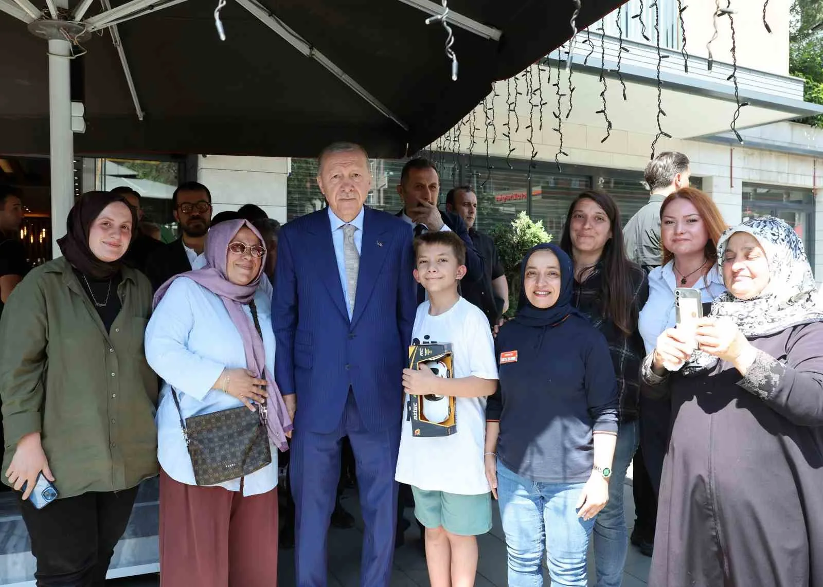 CUMHURBAŞKANI RECEP TAYYİP ERDOĞAN, İSTANBUL'UN ÜSKÜDAR İLÇESİNE BAĞLI ÇENGELKÖY MAHALLESİ'NDE ESNAF ZİYARETİNDE BULUNDU, VATANDAŞLARLA SOHBET ETTİ.