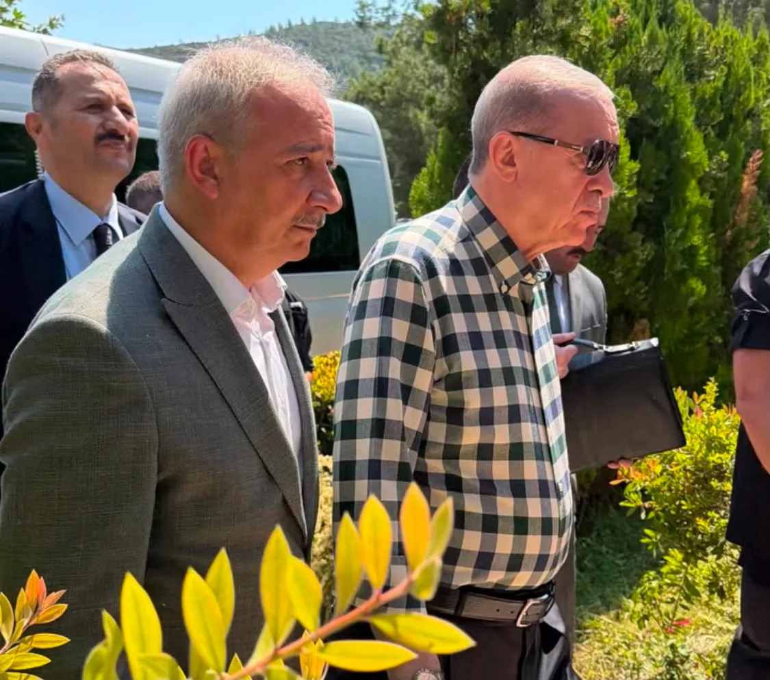 CUMHURBAŞKANI RECEP TAYYİP ERDOĞAN, MARMARİS’TE CUMA NAMAZININ ARDINDAN VATANDAŞLARLA BİR ARAYA GELİRKEN, MARMARİS BELEDİYE BAŞKANI ACAR ÜNLÜ DE CUMHURBAŞKANI ERDOĞAN'I ZİYARET EDEREK İLÇEYE GELİŞİNDEN DOLAYI “HOŞ GELDİNİZ” DİLEKLERİNİ İLETTİ.