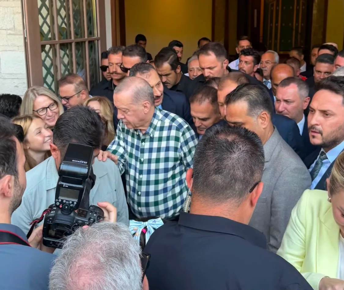 CUMHURBAŞKANI RECEP TAYYİP ERDOĞAN, MARMARİS’TE CUMA NAMAZININ ARDINDAN VATANDAŞLARLA BİR ARAYA GELİRKEN, MARMARİS BELEDİYE BAŞKANI ACAR ÜNLÜ DE CUMHURBAŞKANI ERDOĞAN'I ZİYARET EDEREK İLÇEYE GELİŞİNDEN DOLAYI “HOŞ GELDİNİZ” DİLEKLERİNİ İLETTİ.