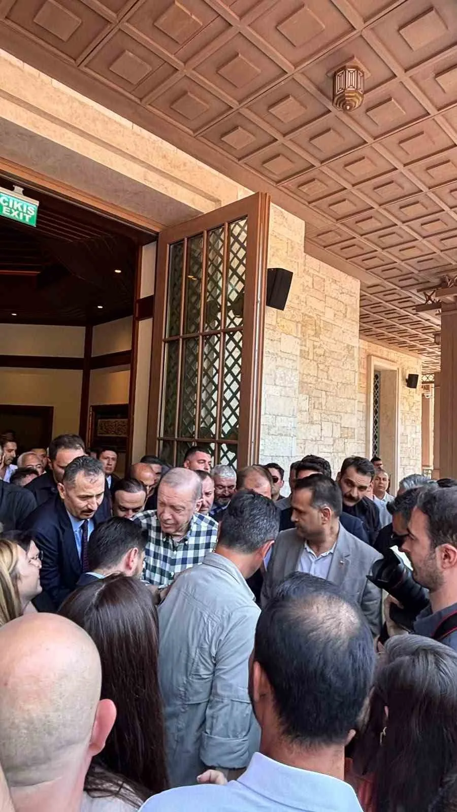 CUMHURBAŞKANI RECEP TAYYİP ERDOĞAN, MARMARİS’TE CUMA NAMAZININ ARDINDAN VATANDAŞLARLA BİR ARAYA GELİRKEN, MARMARİS BELEDİYE BAŞKANI ACAR ÜNLÜ DE CUMHURBAŞKANI ERDOĞAN'I ZİYARET EDEREK İLÇEYE GELİŞİNDEN DOLAYI “HOŞ GELDİNİZ” DİLEKLERİNİ İLETTİ.