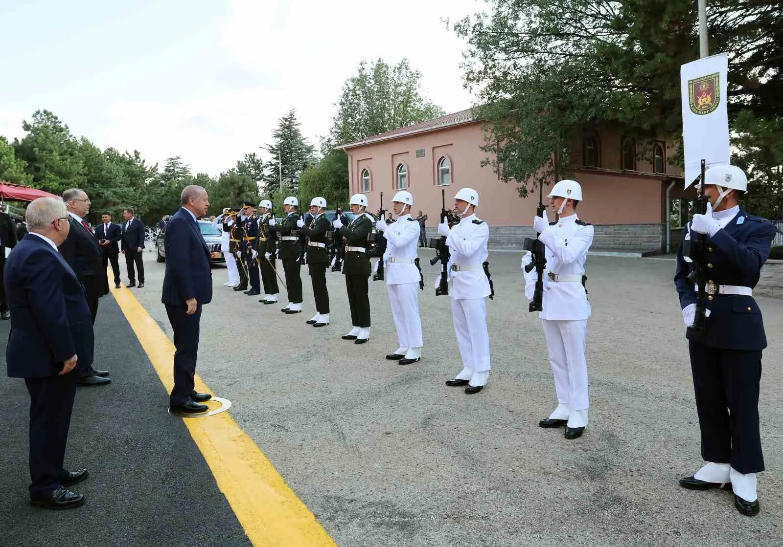 CUMHURBAŞKANI RECEP TAYYİP ERDOĞAN, ANKARA’DA MİLLİ SAVUNMA ÜNİVERSİTESİ HARP OKULLARI DİPLOMA ALMA VE SANCAK DEVİR TESLİM TÖRENİ’NE KATILDI.