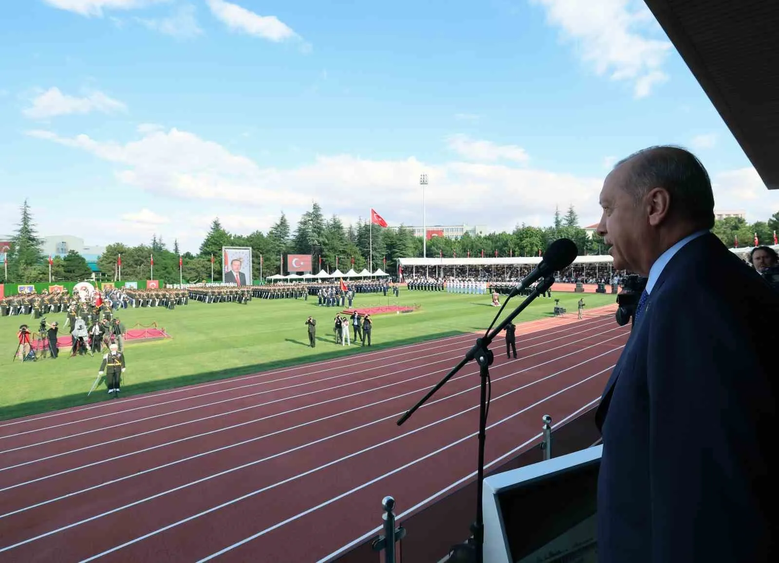 CUMHURBAŞKANI RECEP TAYYİP ERDOĞAN, ANKARA’DA MİLLİ SAVUNMA ÜNİVERSİTESİ HARP OKULLARI DİPLOMA ALMA VE SANCAK DEVİR TESLİM TÖRENİ’NE KATILDI.