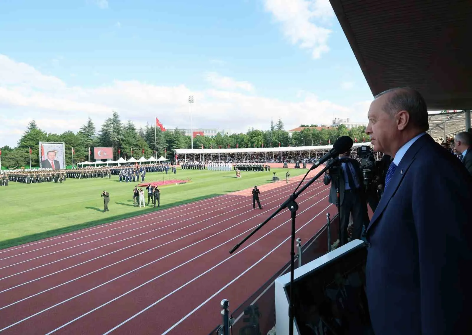 CUMHURBAŞKANI RECEP TAYYİP ERDOĞAN, ANKARA’DA MİLLİ SAVUNMA ÜNİVERSİTESİ HARP OKULLARI DİPLOMA ALMA VE SANCAK DEVİR TESLİM TÖRENİ’NE KATILDI.