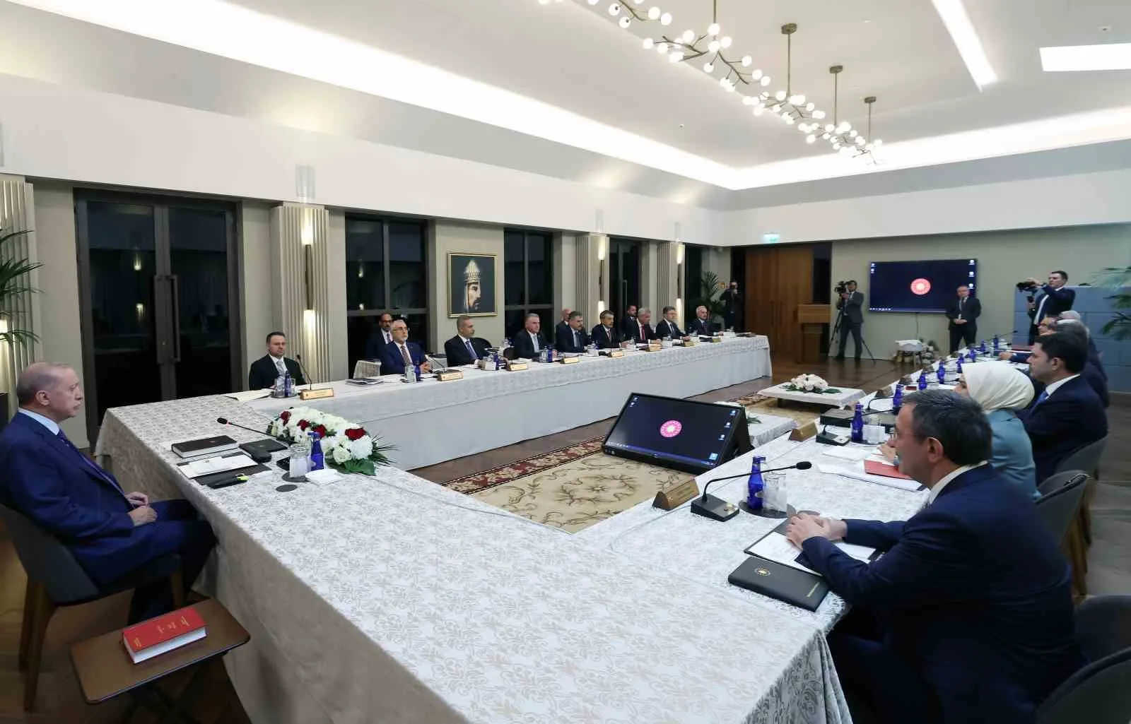 MALAZGİRT ZAFERİ’NİN 955’İNCİ YIL DÖNÜMÜ ETKİNLİKLERİ KAPSAMINDA ÖĞLE SAATLERİNDE BİTLİS’İN AHLAT İLÇESİNE GELEN CUMHURBAŞKANI RECEP TAYYİP ERDOĞAN, CUMHURBAŞKANLIĞI AHLAT KÜLLİYESİNDE KABİNE TOPLANTISINA BAŞKANLIK ETTİ.