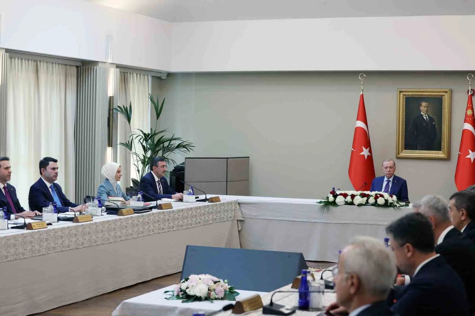 MALAZGİRT ZAFERİ’NİN 955’İNCİ YIL DÖNÜMÜ ETKİNLİKLERİ KAPSAMINDA ÖĞLE SAATLERİNDE BİTLİS’İN AHLAT İLÇESİNE GELEN CUMHURBAŞKANI RECEP TAYYİP ERDOĞAN, CUMHURBAŞKANLIĞI AHLAT KÜLLİYESİNDE KABİNE TOPLANTISINA BAŞKANLIK ETTİ.