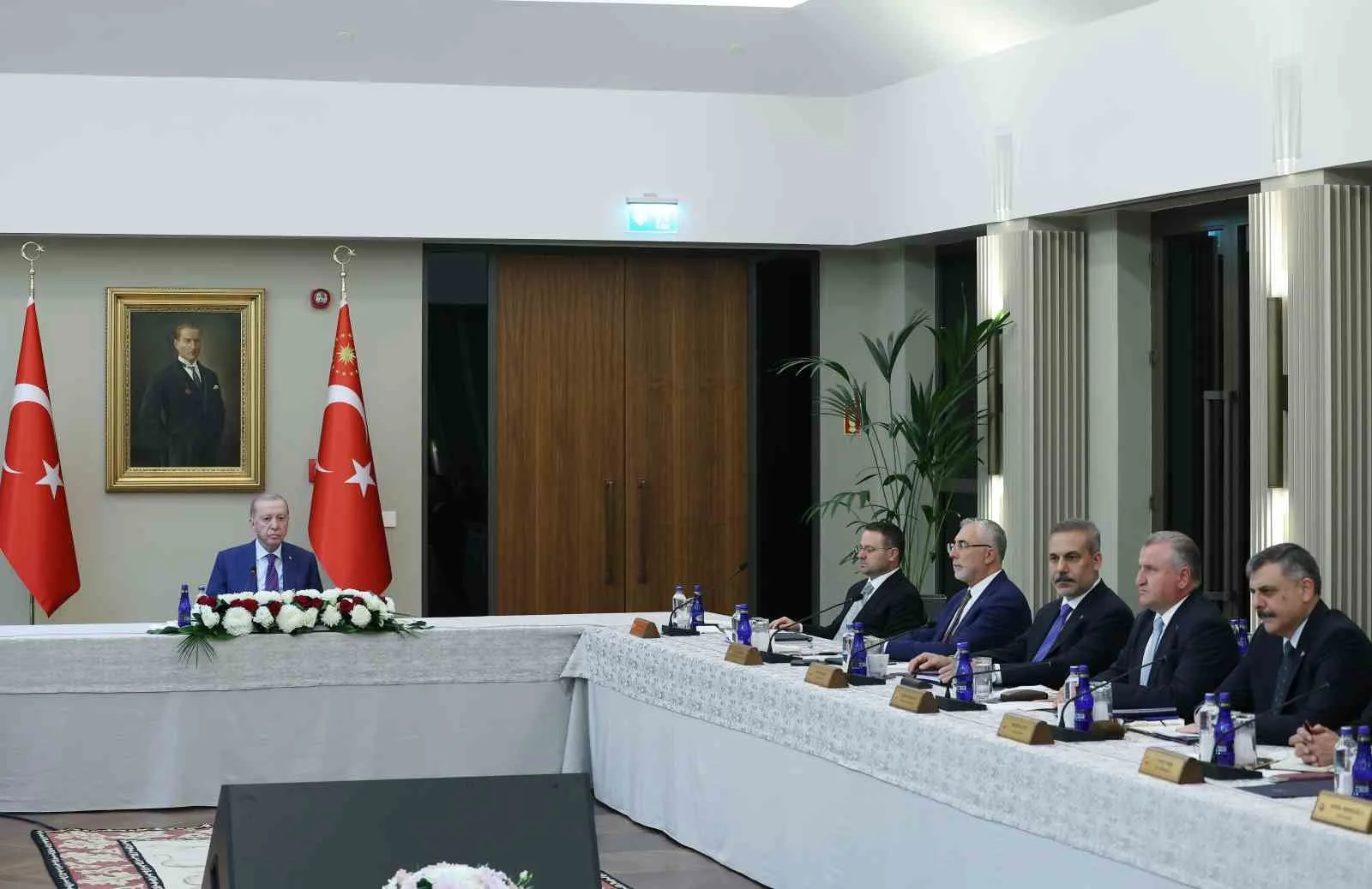 MALAZGİRT ZAFERİ’NİN 955’İNCİ YIL DÖNÜMÜ ETKİNLİKLERİ KAPSAMINDA ÖĞLE SAATLERİNDE BİTLİS’İN AHLAT İLÇESİNE GELEN CUMHURBAŞKANI RECEP TAYYİP ERDOĞAN, CUMHURBAŞKANLIĞI AHLAT KÜLLİYESİNDE KABİNE TOPLANTISINA BAŞKANLIK ETTİ.