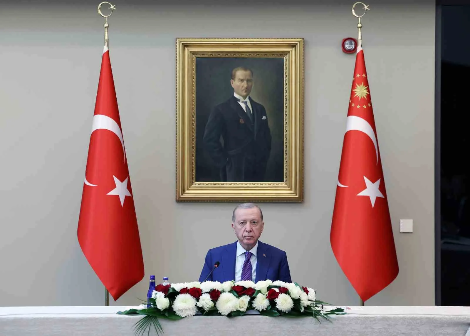 MALAZGİRT ZAFERİ’NİN 955’İNCİ YIL DÖNÜMÜ ETKİNLİKLERİ KAPSAMINDA ÖĞLE SAATLERİNDE BİTLİS’İN AHLAT İLÇESİNE GELEN CUMHURBAŞKANI RECEP TAYYİP ERDOĞAN, CUMHURBAŞKANLIĞI AHLAT KÜLLİYESİNDE KABİNE TOPLANTISINA BAŞKANLIK ETTİ.
