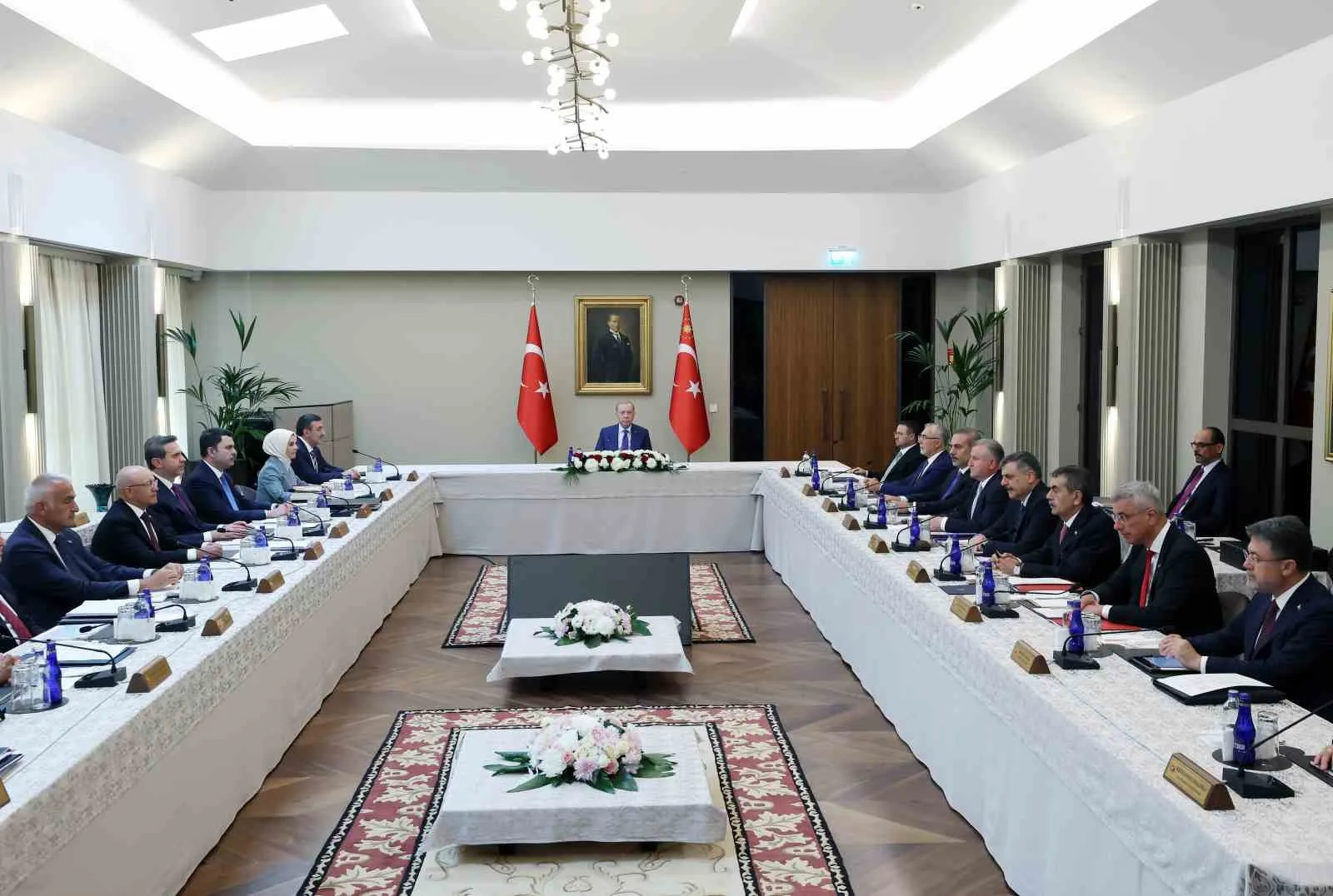 MALAZGİRT ZAFERİ’NİN 955’İNCİ YIL DÖNÜMÜ ETKİNLİKLERİ KAPSAMINDA ÖĞLE SAATLERİNDE BİTLİS’İN AHLAT İLÇESİNE GELEN CUMHURBAŞKANI RECEP TAYYİP ERDOĞAN, CUMHURBAŞKANLIĞI AHLAT KÜLLİYESİNDE KABİNE TOPLANTISINA BAŞKANLIK ETTİ.