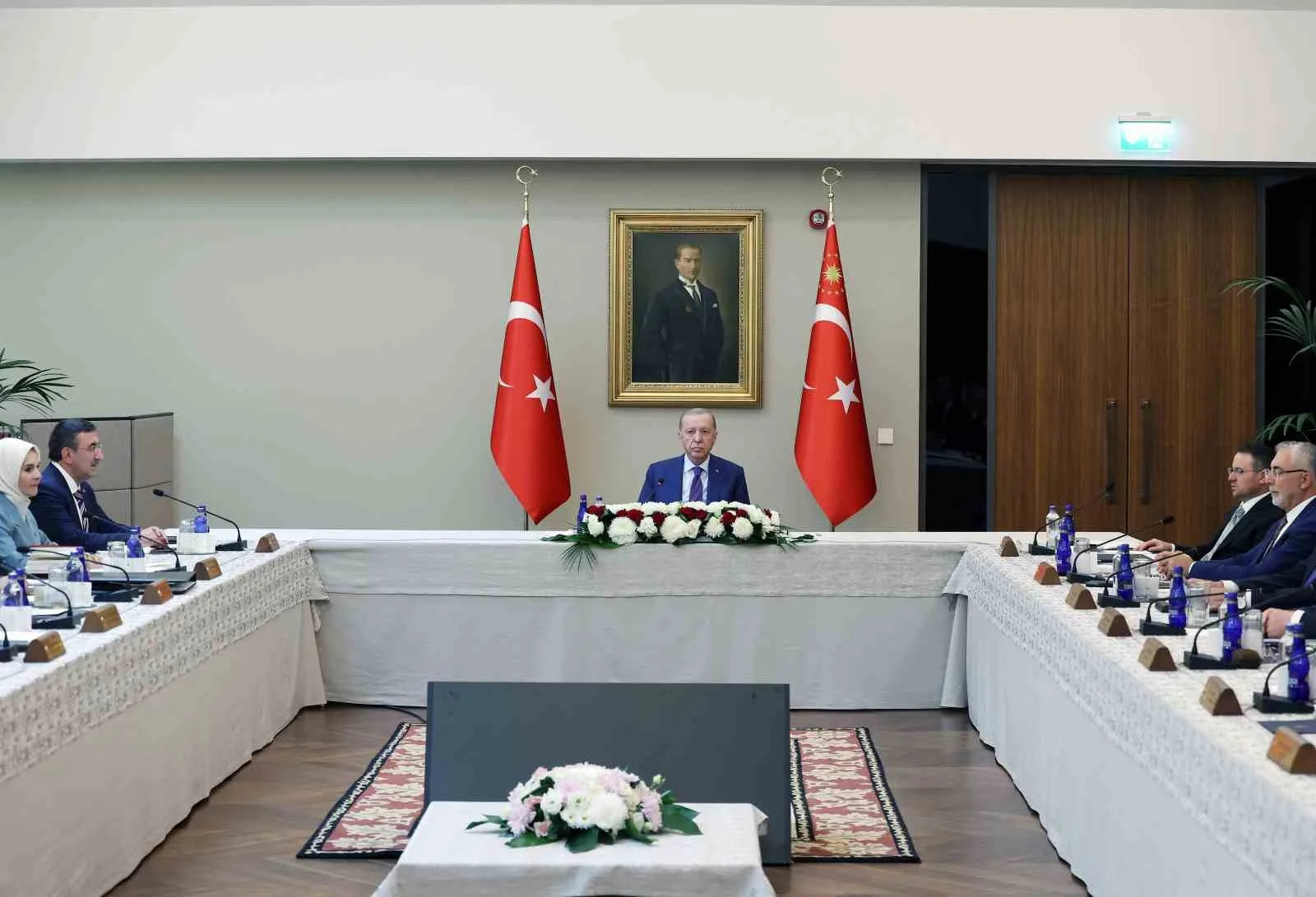 MALAZGİRT ZAFERİ’NİN 955’İNCİ YIL DÖNÜMÜ ETKİNLİKLERİ KAPSAMINDA ÖĞLE SAATLERİNDE BİTLİS’İN AHLAT İLÇESİNE GELEN CUMHURBAŞKANI RECEP TAYYİP ERDOĞAN, CUMHURBAŞKANLIĞI AHLAT KÜLLİYESİNDE KABİNE TOPLANTISINA BAŞKANLIK ETTİ.