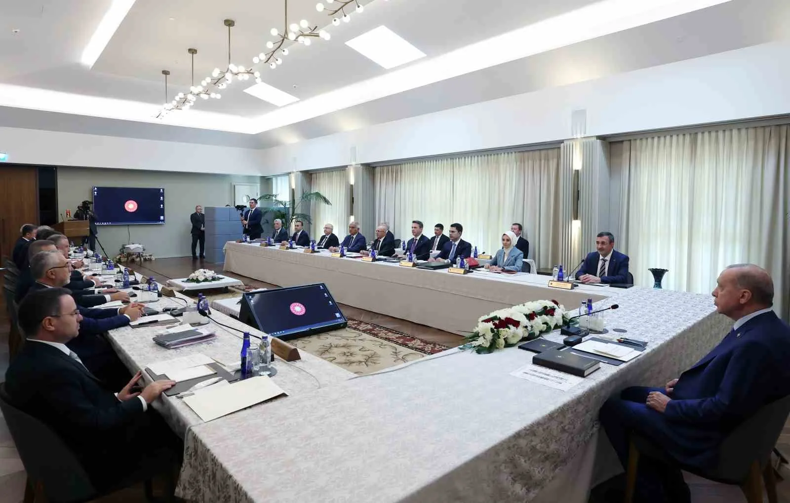 MALAZGİRT ZAFERİ’NİN 955’İNCİ YIL DÖNÜMÜ ETKİNLİKLERİ KAPSAMINDA ÖĞLE SAATLERİNDE BİTLİS’İN AHLAT İLÇESİNE GELEN CUMHURBAŞKANI RECEP TAYYİP ERDOĞAN, CUMHURBAŞKANLIĞI AHLAT KÜLLİYESİNDE KABİNE TOPLANTISINA BAŞKANLIK ETTİ.