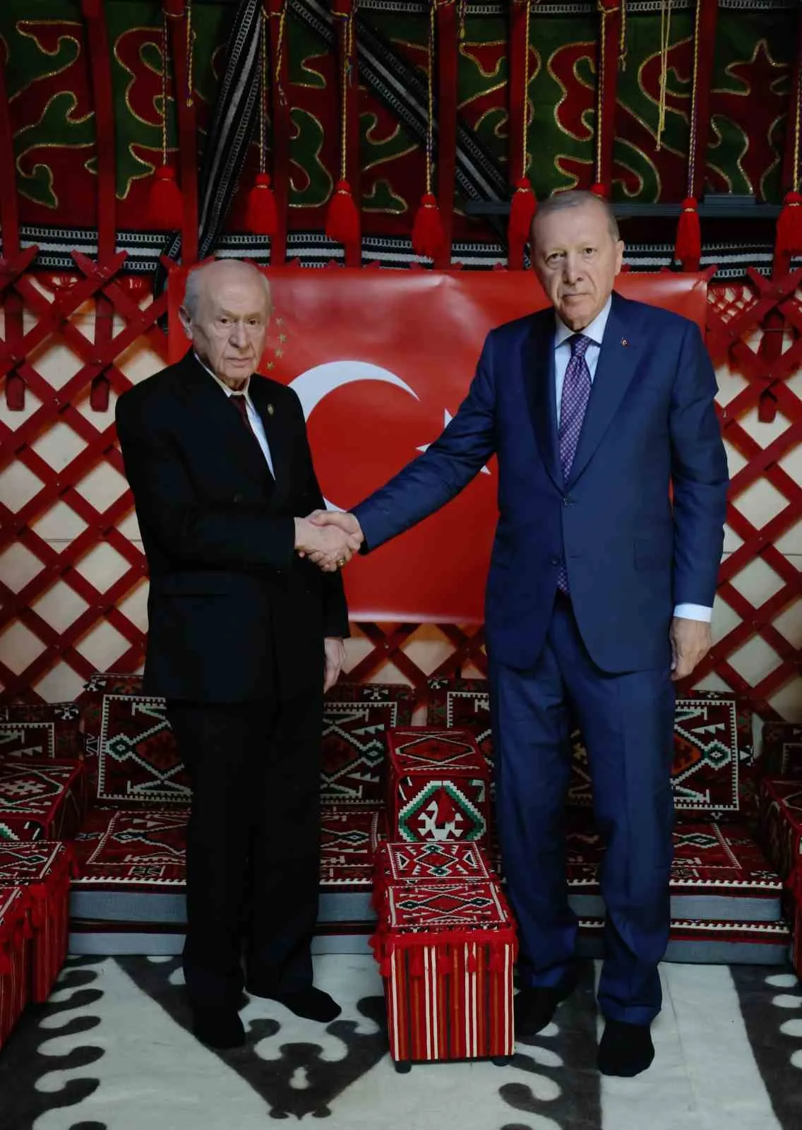 CUMHURBAŞKANI RECEP TAYYİP ERDOĞAN, BERABERİNDEKİ MHP LİDERİ DEVLET BAHÇELİ, BBP GENEL BAŞKANI MUSTAFA DESTİCİ, HÜDA-PAR GENEL BAŞKANI ZEKERİYA YAPICIOĞLU VE BAKANLARLA BİRLİKTE AHLAT’TA DÜZENLENEN ETKİNLİKLERE KATILDI.