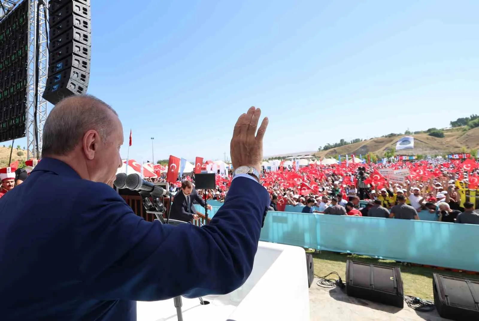 CUMHURBAŞKANI RECEP TAYYİP ERDOĞAN, BERABERİNDEKİ MHP LİDERİ DEVLET BAHÇELİ, BBP GENEL BAŞKANI MUSTAFA DESTİCİ, HÜDA-PAR GENEL BAŞKANI ZEKERİYA YAPICIOĞLU VE BAKANLARLA BİRLİKTE AHLAT’TA DÜZENLENEN ETKİNLİKLERE KATILDI.
