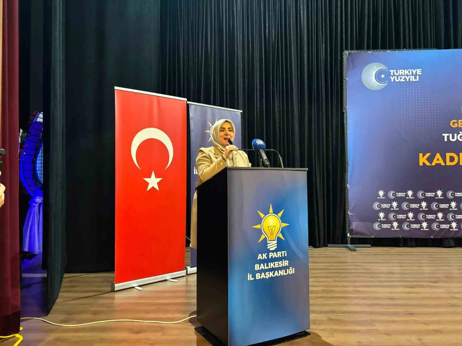AK PARTİ GENEL MERKEZ KADIN KOLLARI BAŞKANI VE İSTANBUL MİLLETVEKİLİ TUĞBA IŞIK ERCAN, BALIKESİR PROGRAMI KAPSAMINDA SALİH TOZAN KÜLTÜR VE SANAT MERKEZİ'NDE DÜZENLENEN COŞKULU KADIN BULUŞMASI'NDA TEŞKİLAT MENSUPLARIYLA BİR ARAYA GELDİ.