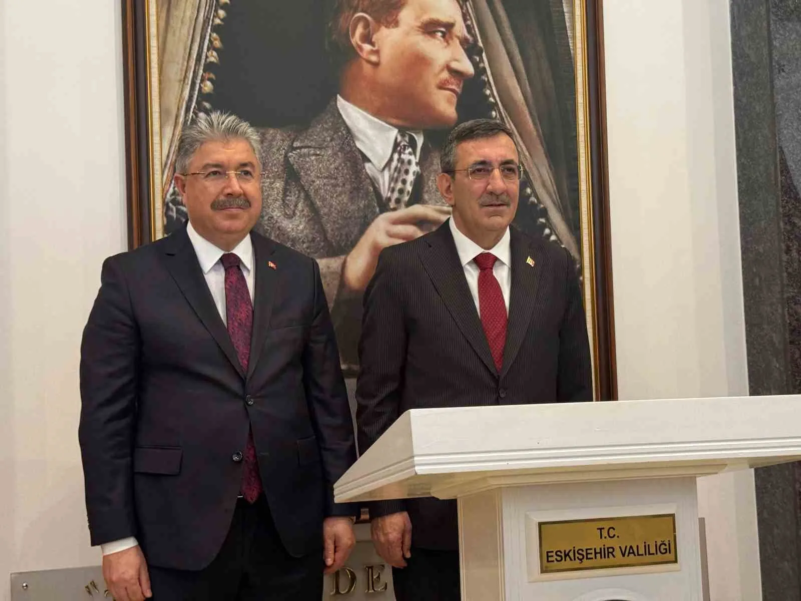 CUMHURBAŞKANI YARDIMCISI CEVDET YILMAZ, ESKİŞEHİR VALİLİĞİNE ZİYARETTE BULUNDU.
