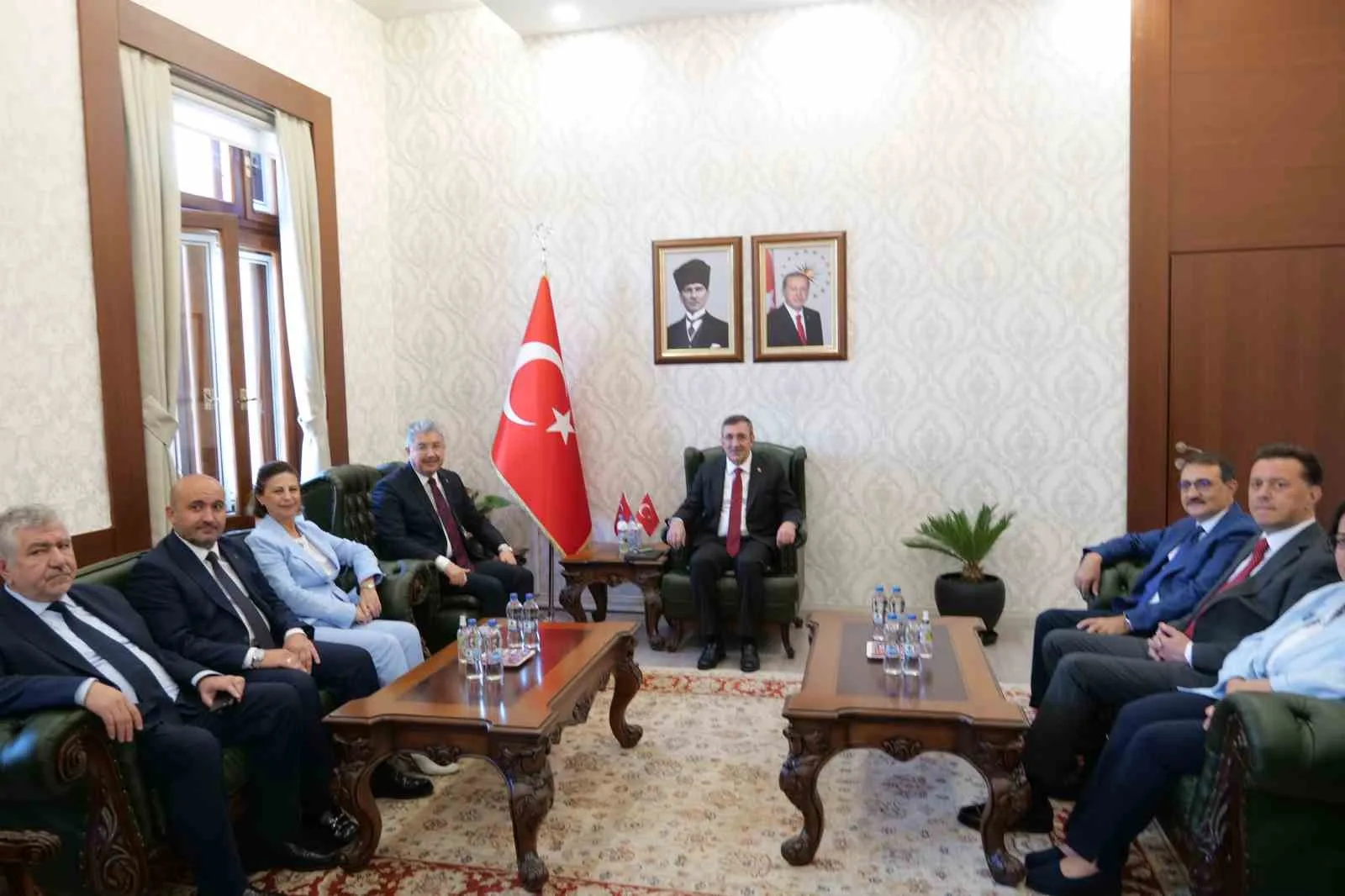 CUMHURBAŞKANI YARDIMCISI CEVDET YILMAZ, ESKİŞEHİR VALİLİĞİNE ZİYARETTE BULUNDU.