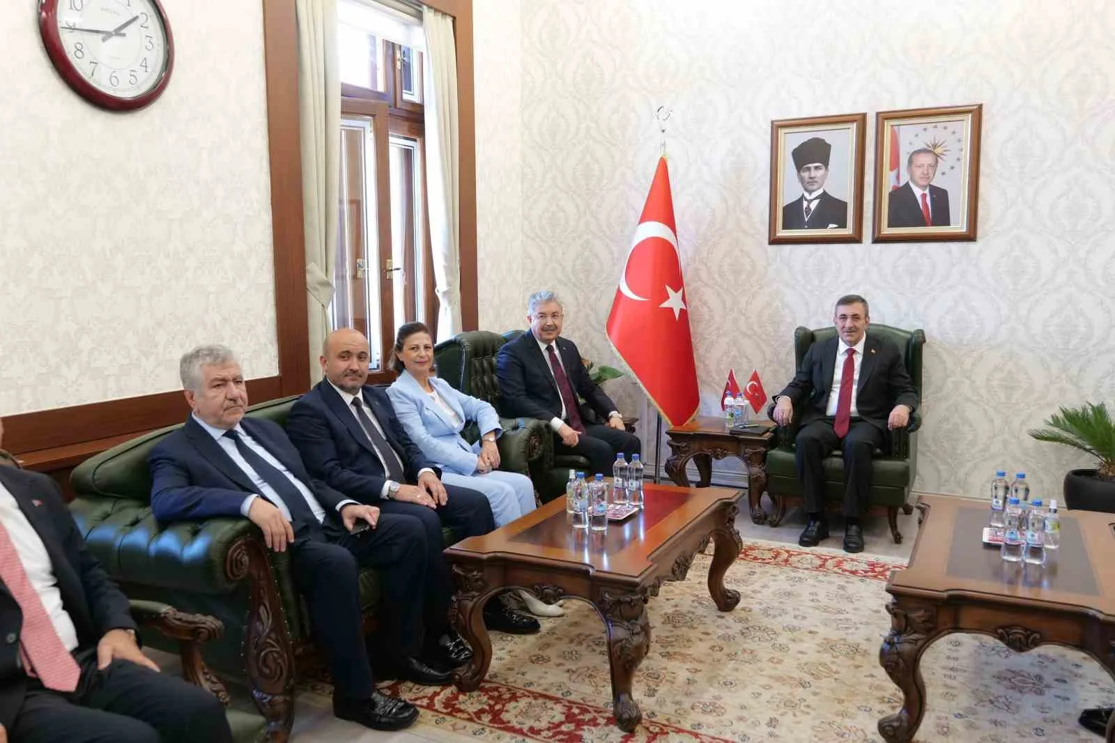 CUMHURBAŞKANI YARDIMCISI CEVDET YILMAZ, ESKİŞEHİR VALİLİĞİNE ZİYARETTE BULUNDU.