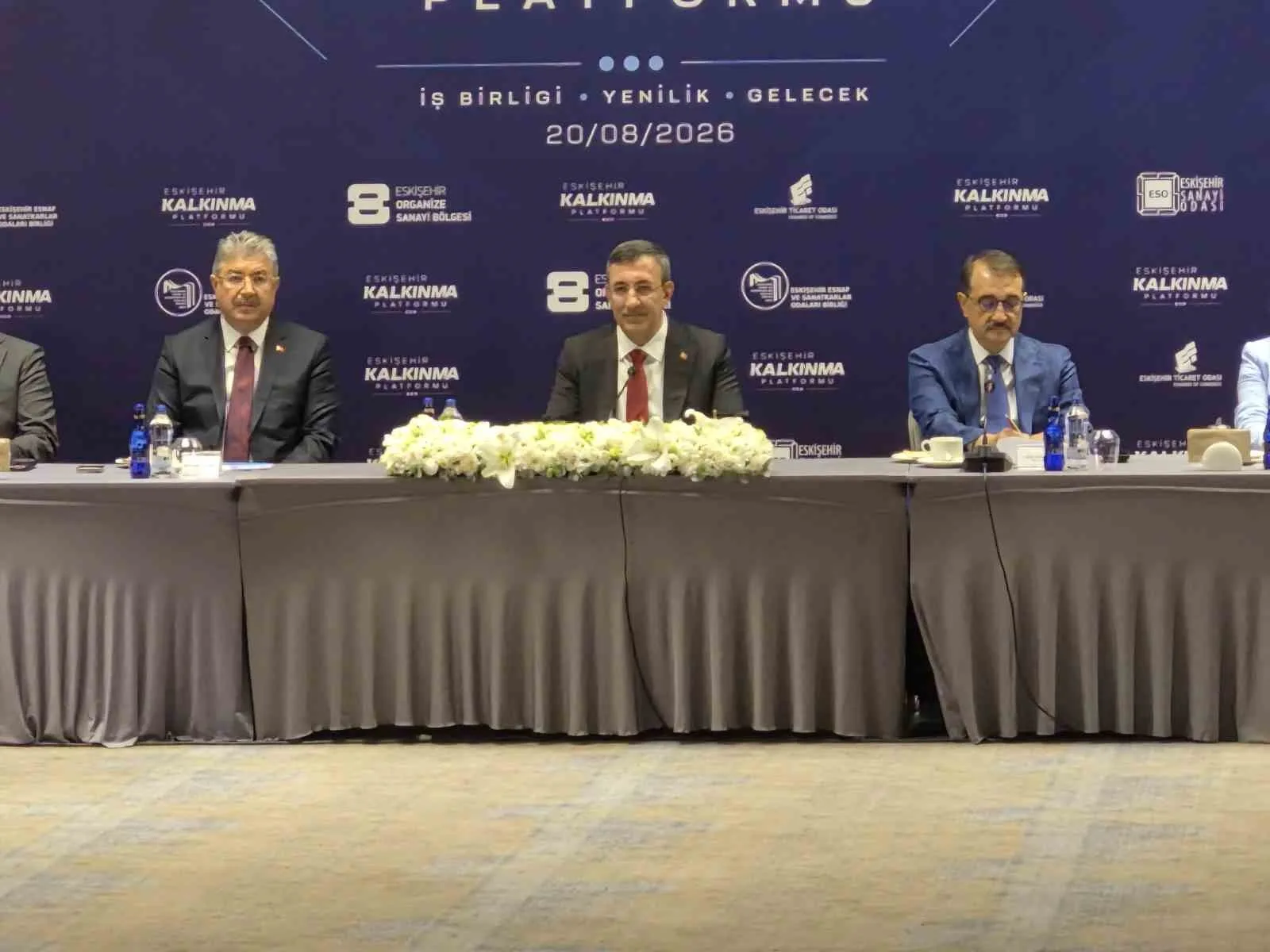 ŞEHRİN BÜYÜMESİ, GELİŞMESİ VE TÜRKİYE'NİN EKONOMİK KALKINMASINA SUNDUĞU KATKININ DEĞERLENDİRİLMESİ AMACIYLA ESKİŞEHİR KALKINMA PLATFORMU EKONOMİ İSTİŞARE TOPLANTISI DÜZENLENDİ.