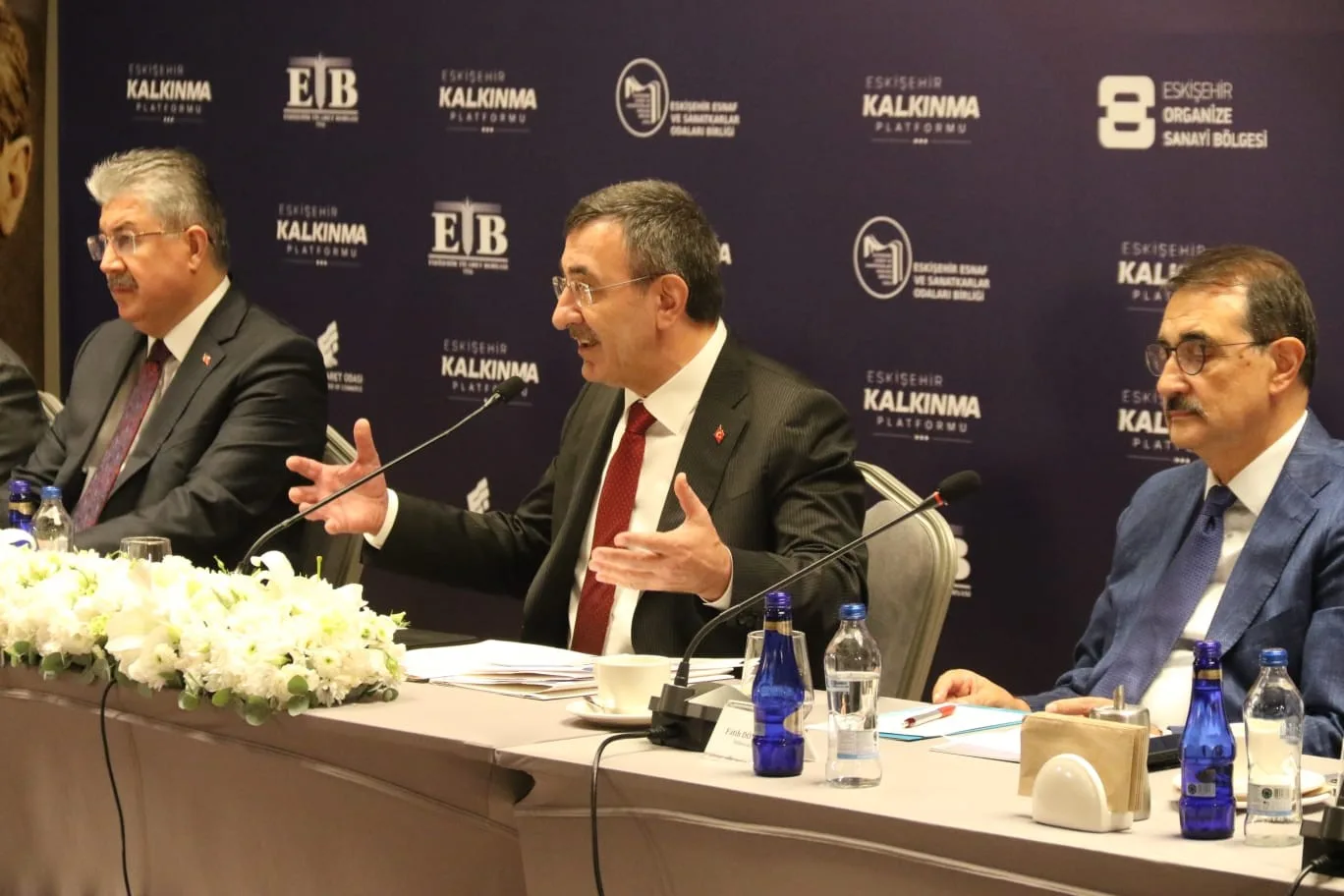 ŞEHRİN BÜYÜMESİ, GELİŞMESİ VE TÜRKİYE'NİN EKONOMİK KALKINMASINA SUNDUĞU KATKININ DEĞERLENDİRİLMESİ AMACIYLA ESKİŞEHİR KALKINMA PLATFORMU EKONOMİ İSTİŞARE TOPLANTISI DÜZENLENDİ.