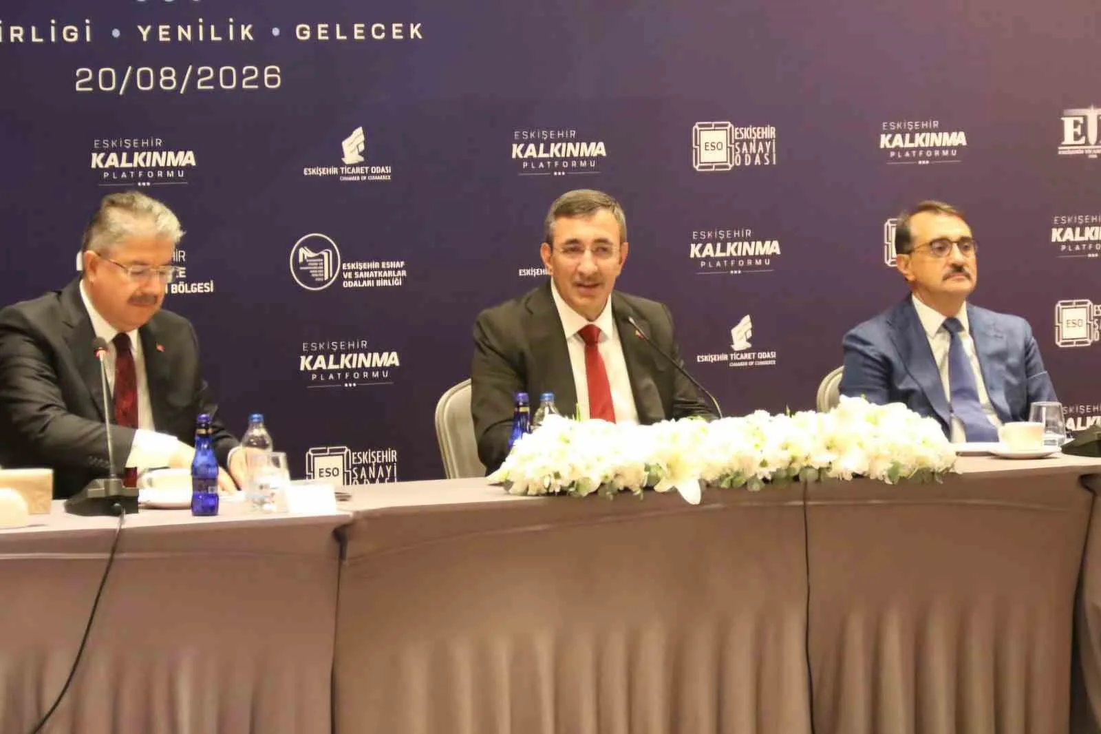 ŞEHRİN BÜYÜMESİ, GELİŞMESİ VE TÜRKİYE'NİN EKONOMİK KALKINMASINA SUNDUĞU KATKININ DEĞERLENDİRİLMESİ AMACIYLA ESKİŞEHİR KALKINMA PLATFORMU EKONOMİ İSTİŞARE TOPLANTISI DÜZENLENDİ.