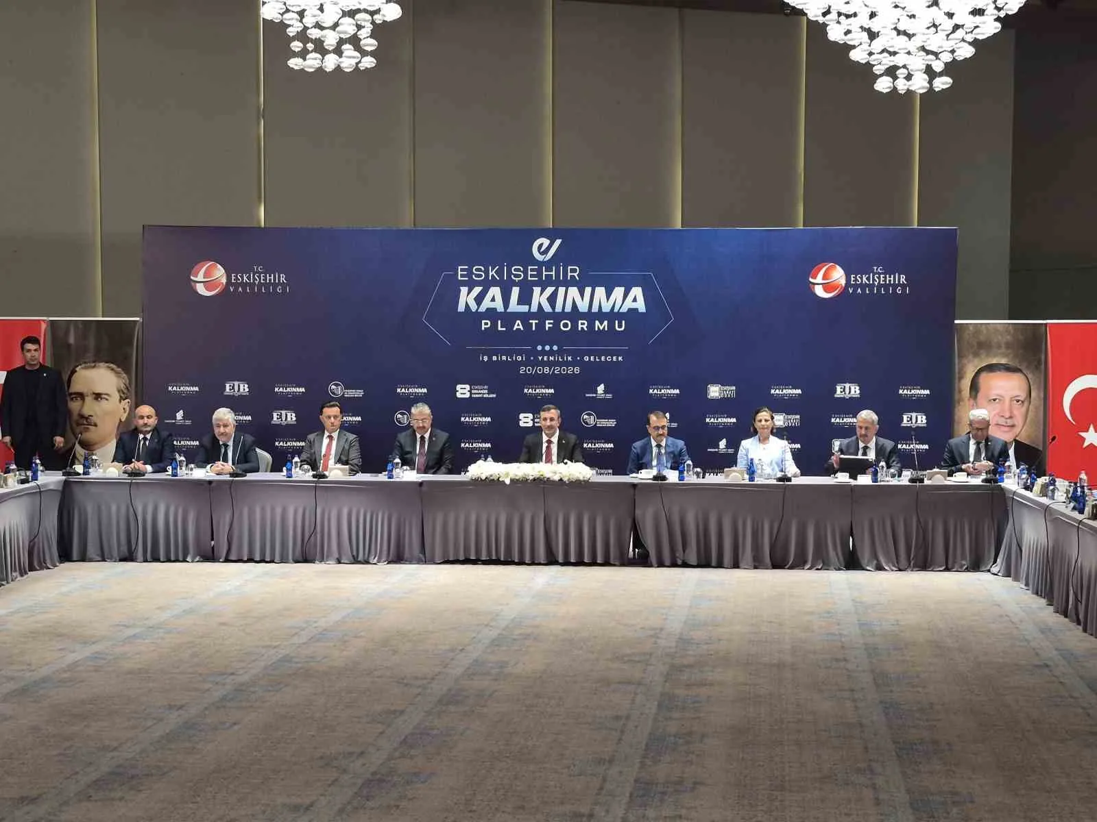 ŞEHRİN BÜYÜMESİ, GELİŞMESİ VE TÜRKİYE'NİN EKONOMİK KALKINMASINA SUNDUĞU KATKININ DEĞERLENDİRİLMESİ AMACIYLA ESKİŞEHİR KALKINMA PLATFORMU EKONOMİ İSTİŞARE TOPLANTISI DÜZENLENDİ.