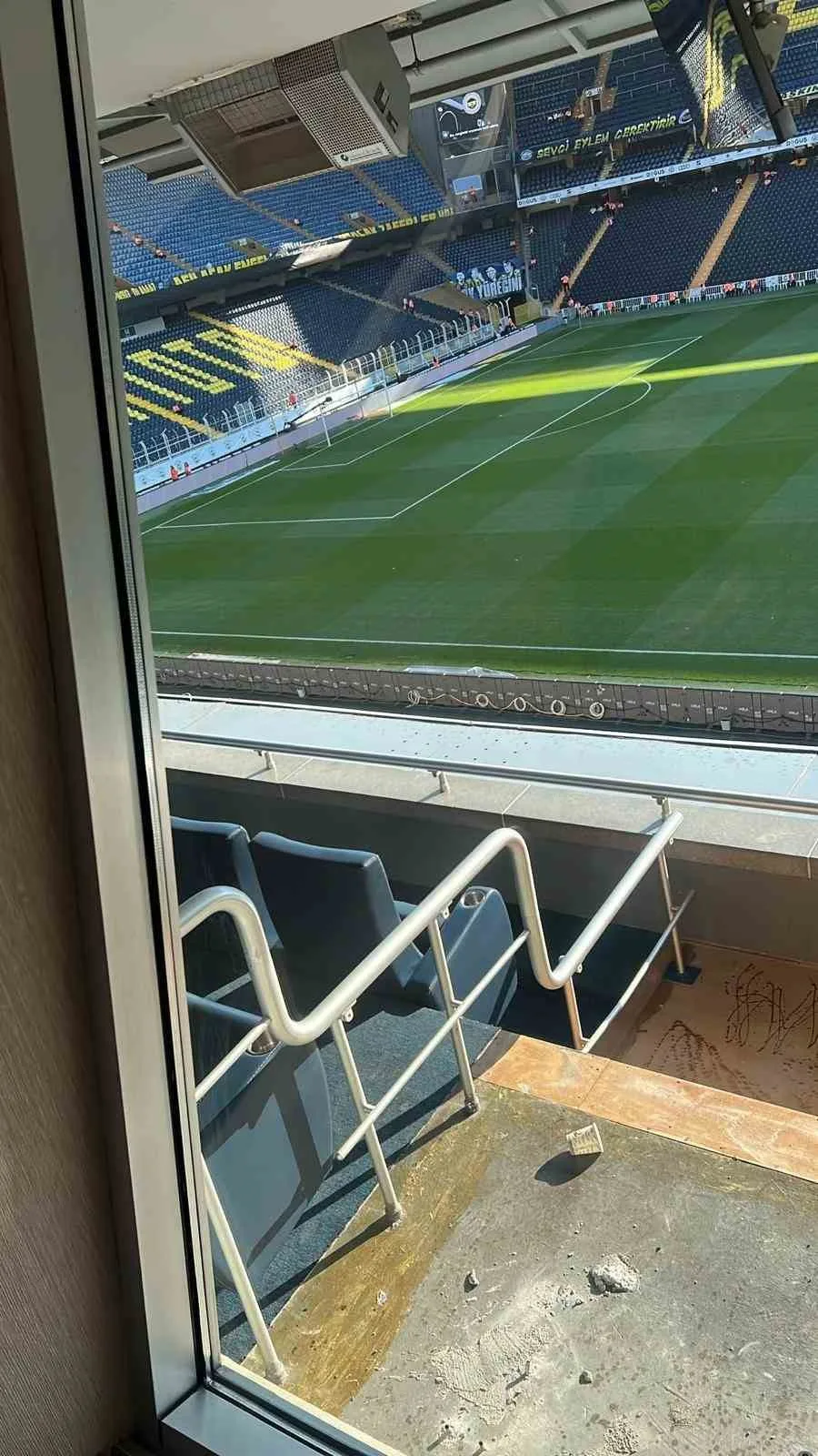 FENERBAHÇE'DE MAHKEME KARARIYLA LOCASINI GERİ KAZANAN ACUN ILICALI'NIN LOCASI, TAHRİP EDİLEREK KULLANILAMAZ HALE GETİRİLDİĞİ ÖĞRENİLDİ.