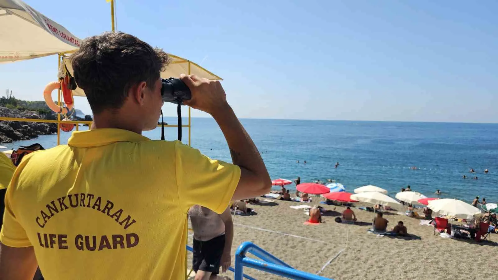 ZONGULDAK’TA DÖRT GÜNLÜK DENİZE GİRİŞ YASAKLARININ SONA ERMESİYLE BİRLİKTE KAPUZ PLAJI HAREKETLENDİ. VATANDAŞLAR, DENİZE GİREREK SERİNLEMEYE ÇALIŞTI.