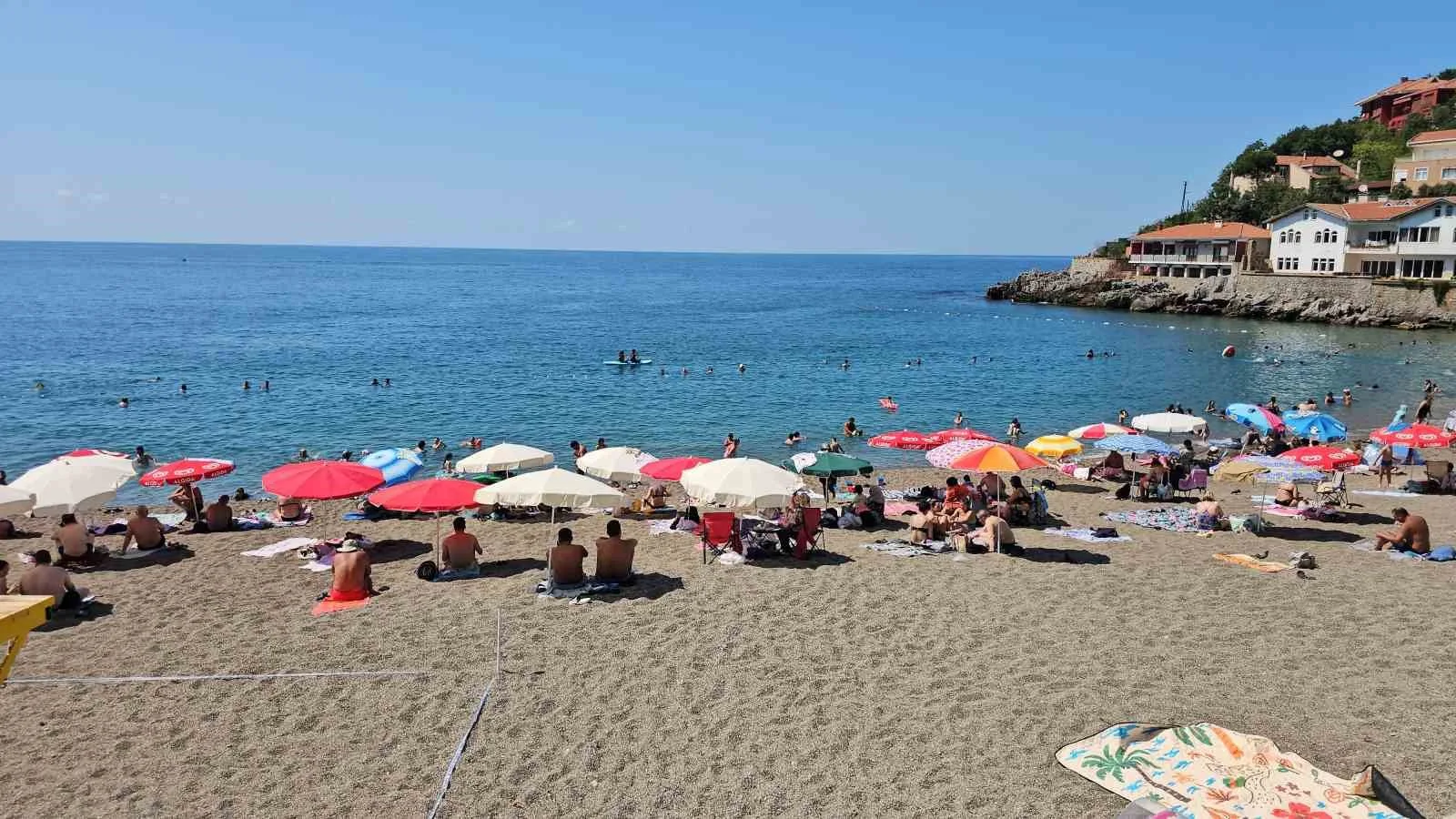 ZONGULDAK’TA DÖRT GÜNLÜK DENİZE GİRİŞ YASAKLARININ SONA ERMESİYLE BİRLİKTE KAPUZ PLAJI HAREKETLENDİ. VATANDAŞLAR, DENİZE GİREREK SERİNLEMEYE ÇALIŞTI.