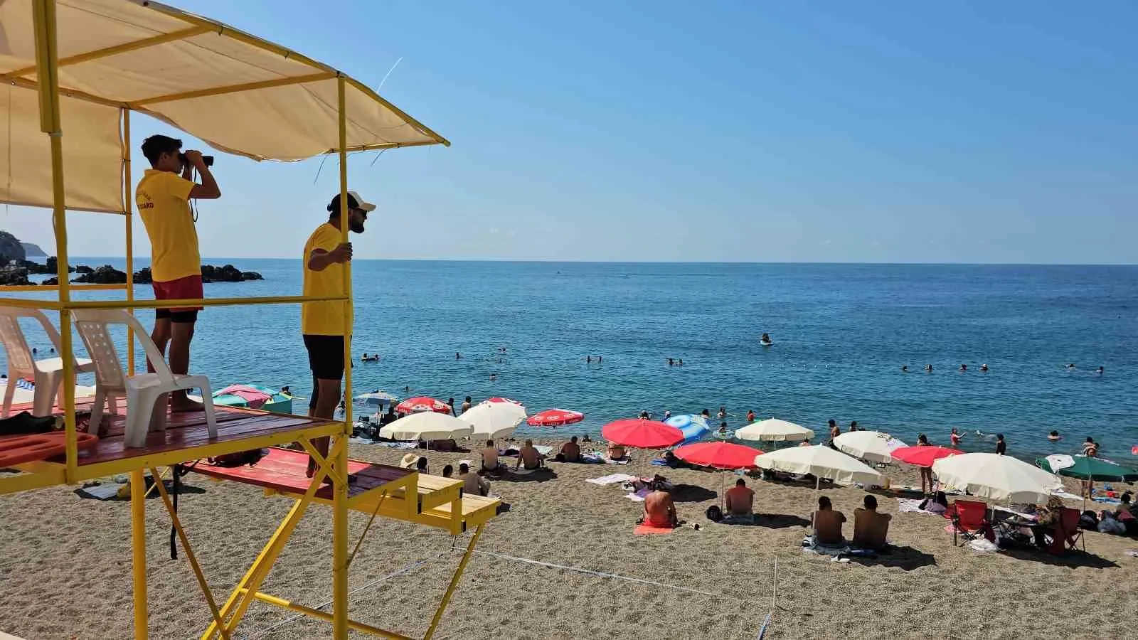 ZONGULDAK’TA DÖRT GÜNLÜK DENİZE GİRİŞ YASAKLARININ SONA ERMESİYLE BİRLİKTE KAPUZ PLAJI HAREKETLENDİ. VATANDAŞLAR, DENİZE GİREREK SERİNLEMEYE ÇALIŞTI.