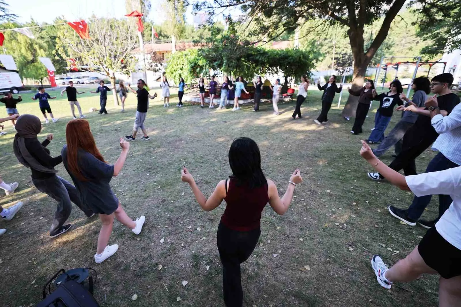 DENİZLİ BÜYÜKŞEHİR BELEDİYESİ’NİN GELENEKSELLEŞEN CANKURTARAN GENÇLİK KAMPI, DOLU DOLU GEÇEN BİR SEZONUN DAHA SONUNA YAKLAŞIYOR. DOĞA, SANAT VE KİŞİSEL GELİŞİMLE HARMANLANAN KAMP DÖNEMİ, GENÇLERDEN TAM NOT ALDI.