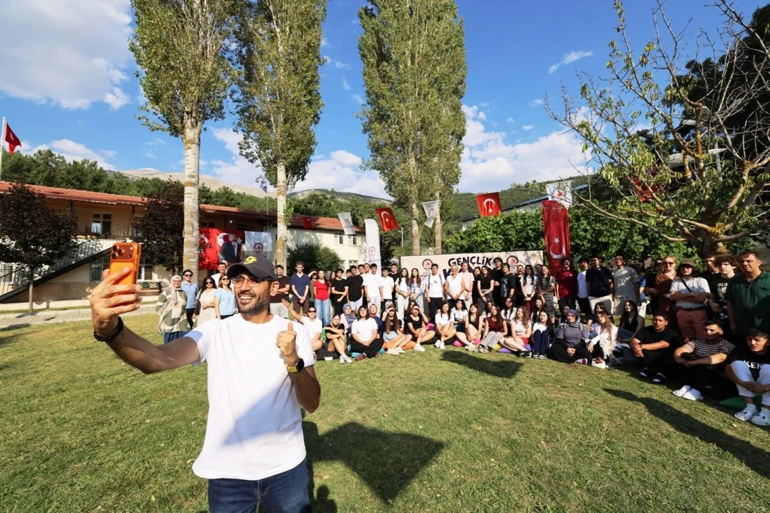 DENİZLİ BÜYÜKŞEHİR BELEDİYESİ’NİN GELENEKSELLEŞEN CANKURTARAN GENÇLİK KAMPI, DOLU DOLU GEÇEN BİR SEZONUN DAHA SONUNA YAKLAŞIYOR. DOĞA, SANAT VE KİŞİSEL GELİŞİMLE HARMANLANAN KAMP DÖNEMİ, GENÇLERDEN TAM NOT ALDI.