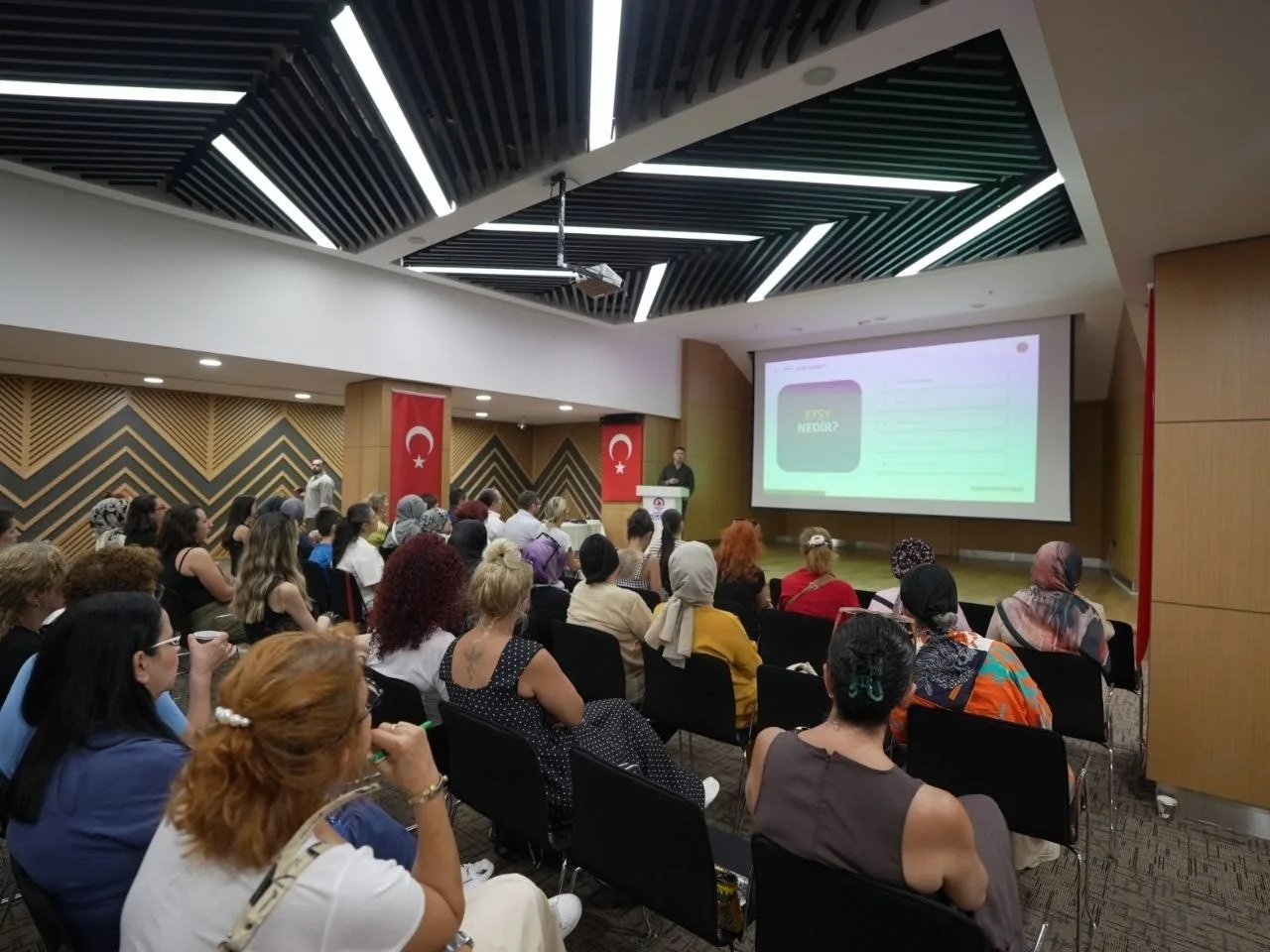 "ÜRETEN KADINLARIN E-TİCARET YOLCULUĞU" PROJESİ KAPSAMINDA, DENİZLİ BÜYÜKŞEHİR BELEDİYESİ KENT KONSEYİ, GÜNEY EGE KALKINMA AJANSI (GEKA) VE TRENDYOL İŞ BİRLİĞİYLE DÜZENLENEN "GİRİŞİMCİ KADINLAR ETSY İLE DÜNYAYA AÇILIYOR" EĞİTİM PROGRAMI BAŞARIYLA TAMAMLANDI.