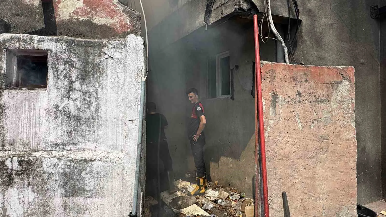 ZONGULDAK’TA BİR BİNANIN DEPOSUNDA KARTONLARIN TUTUŞMASIYLA YANGIN ÇIKTI
