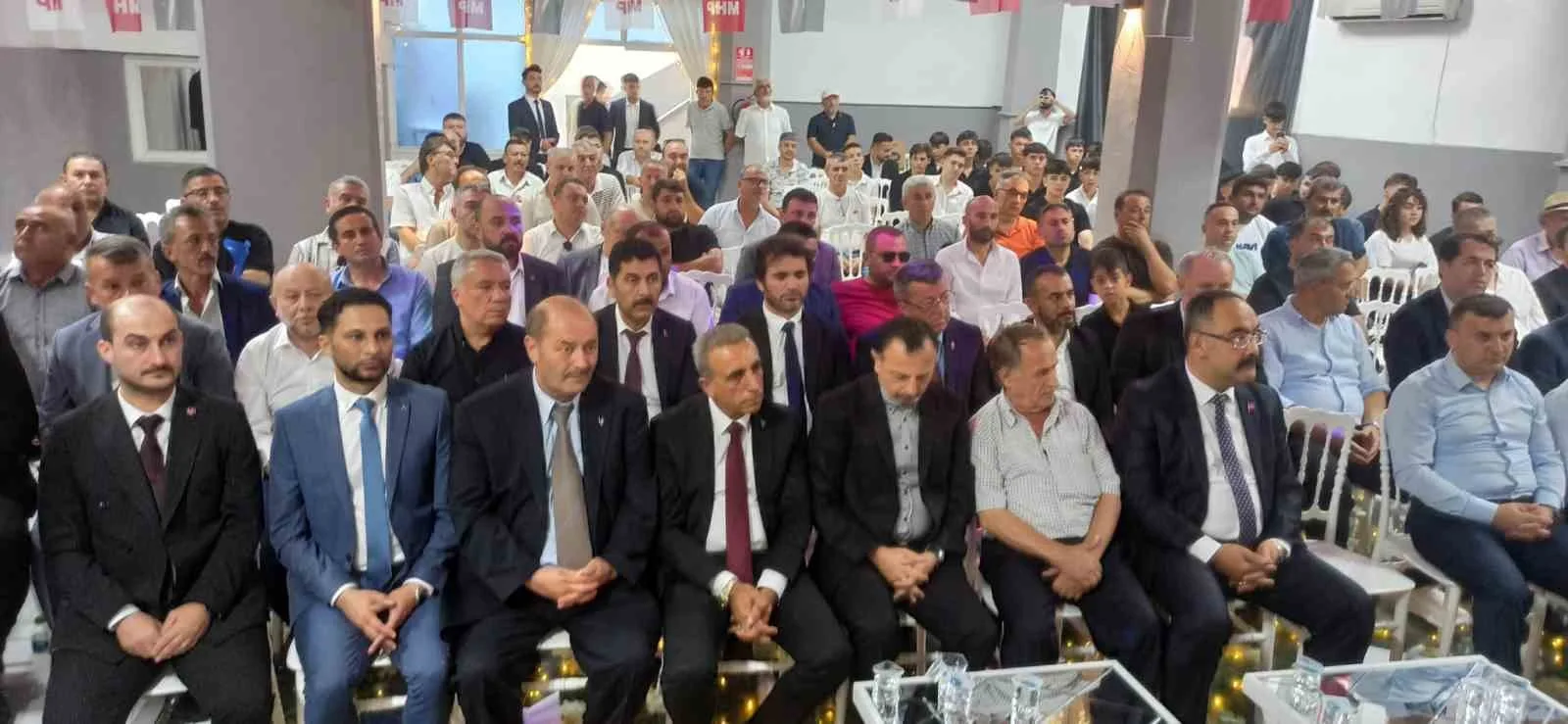 KONGERİN ARDINDAN KATILIMCILAR AİLE FOTOĞRAFI ÇEİMİ GERÇEKLEŞTİRİLDİLER