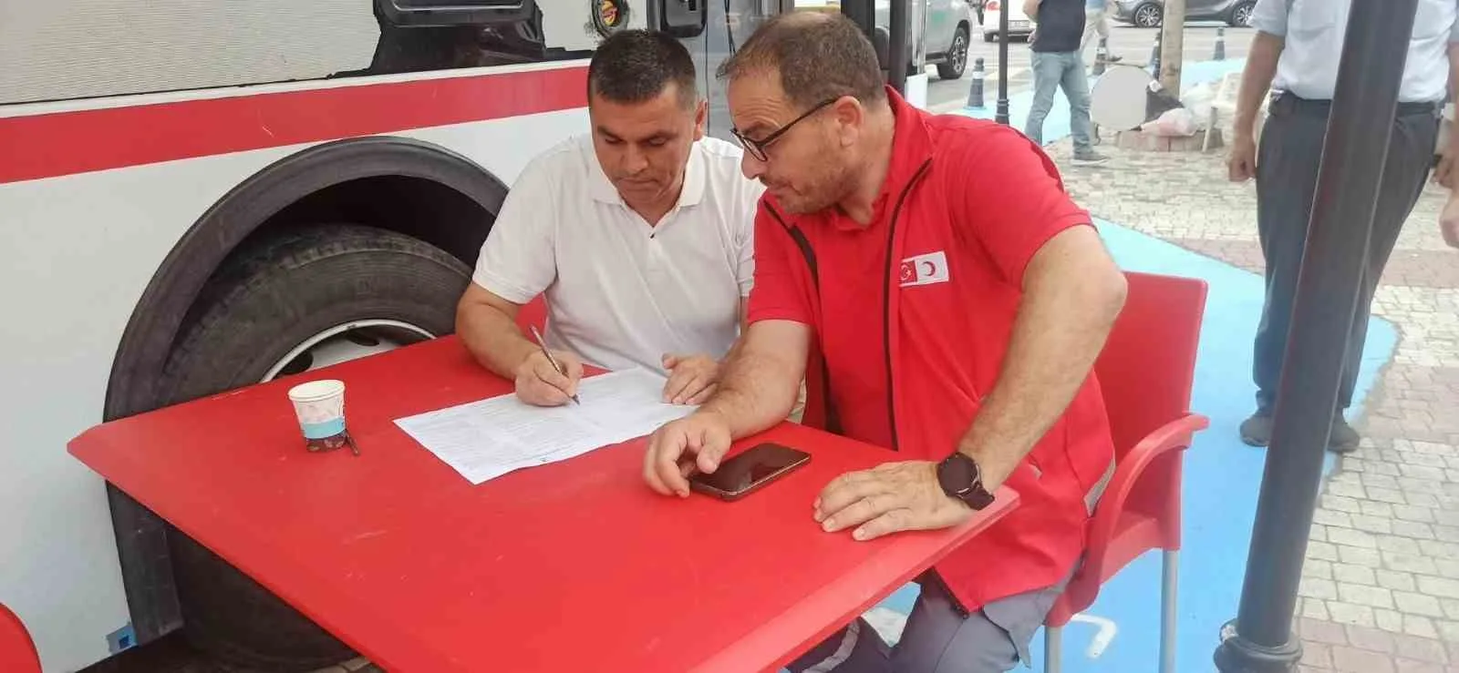 ZONGULDAK’IN DEVREK İLÇESİNDE GÖREV YAPAN MAHALLE VE KÖY MUHTARLARI, TÜRK KIZILAY TARAFINDAN DÜZENLENEN KAN BAĞIŞI KAMPANYASINA DESTEK VERDİ.