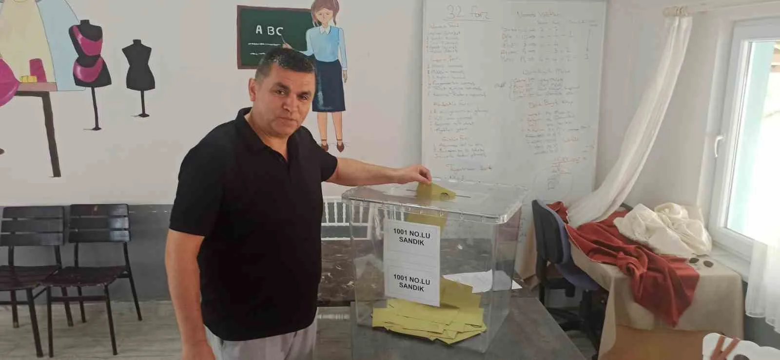 KURULAN SANDUKTA OYLARINI KULLANAN VATANDAŞLAR İNŞALLAH SONUÇ HAYIRLI OLUR DEDİLER