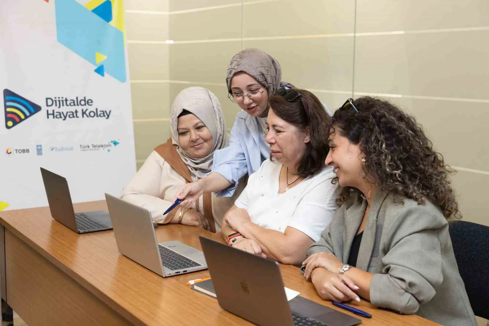 TEKNOLOJİYİ İYİLİK VE FAYDAYA DÖNÜŞTÜRME VİZYONUYLA "TÜRKİYE’YE DEĞER" KATAN PROJELER HAYATA GEÇİREN TÜRK TELEKOM, KADINLARIN EKONOMİK VE TOPLUMSAL HAYATA EŞİT KATILIMINI DESTEKLEYEN ÇALIŞMALARINI SÜRDÜRÜYOR.