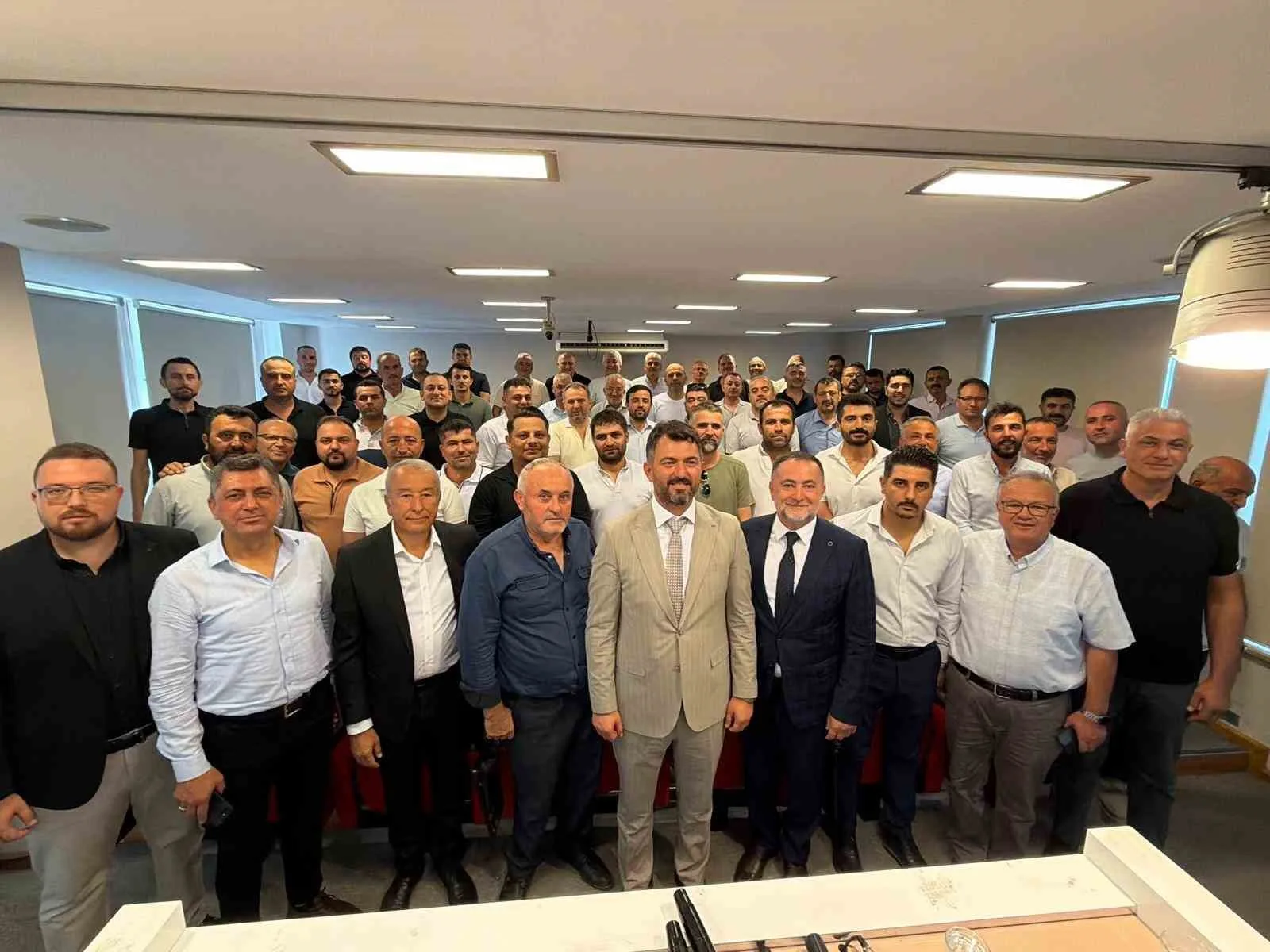 GENÇ VE YENİLİKÇİ BİR KADROYLA YOLA ÇIKTIKLARINI BELİRTEN YILANLI, AKREDİTE LABORATUVAR, DİJİTAL SATIŞ PLATFORMU, MODERN HAYVAN PAZARI VE GIDA SANAYİ SİTESİ GİBİ KENTİN TARIM İLE TİCARETİNE YÖN VERECEK PROJELERİNİ KAMUOYUYLA PAYLAŞTI.