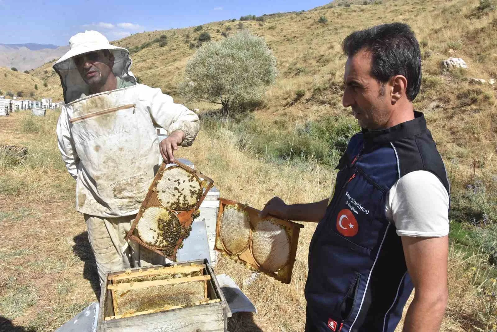 BİTLİS ARICILAR BİRLİĞİ BAŞKANI CANER GÜNGÖRDÜ (SAĞDA)